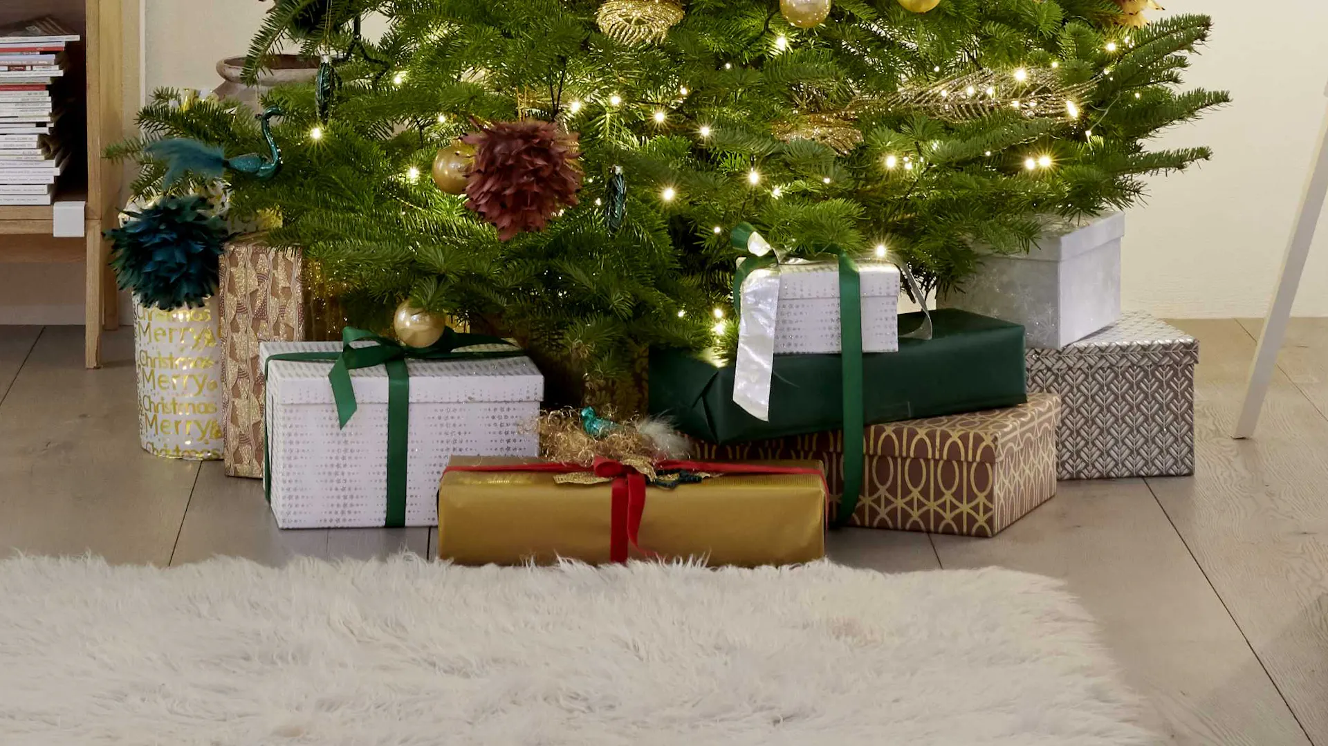 Albero di Natale decorato con regali sotto l’albero