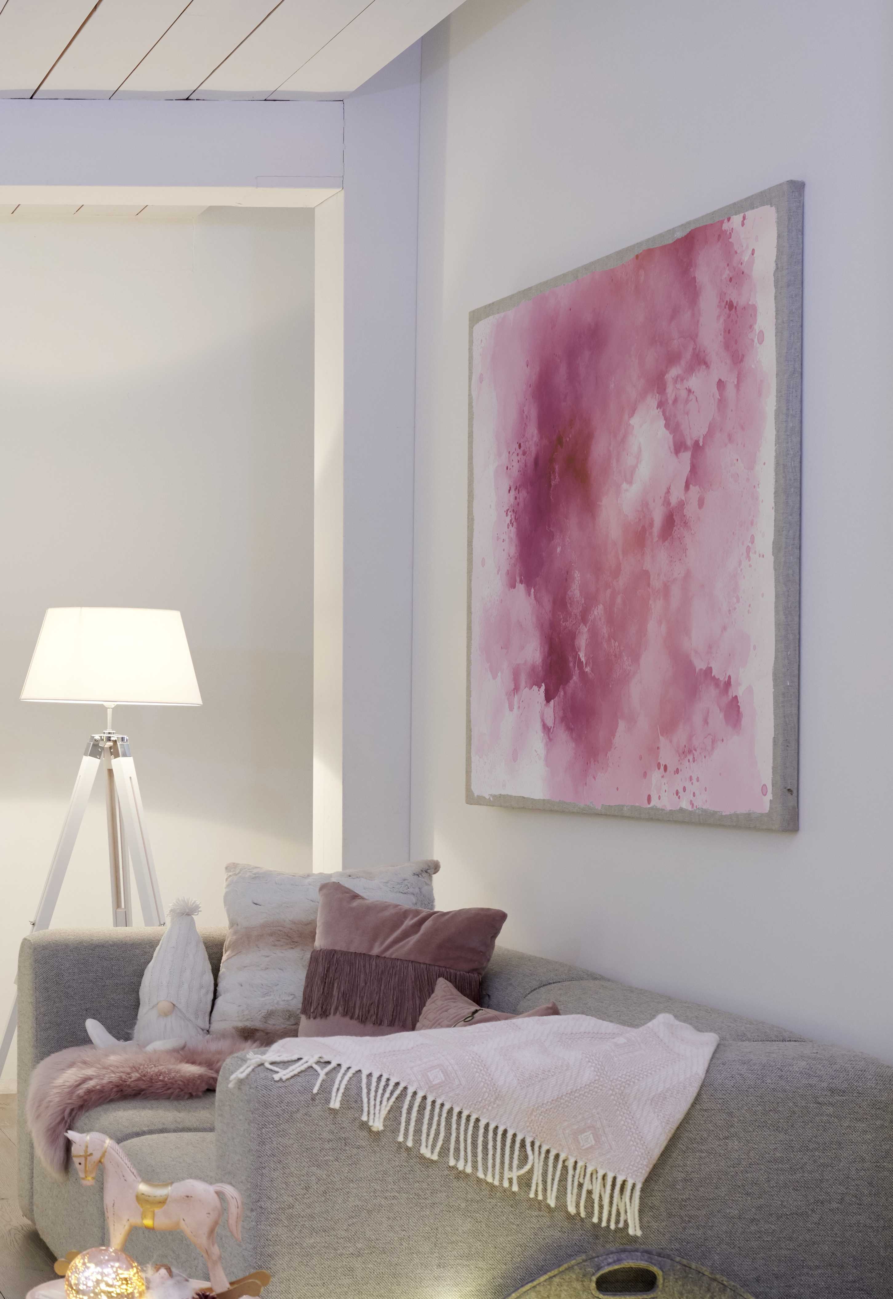 Un murale in tonalità rosate adatte a decorazioni natalizie delicate