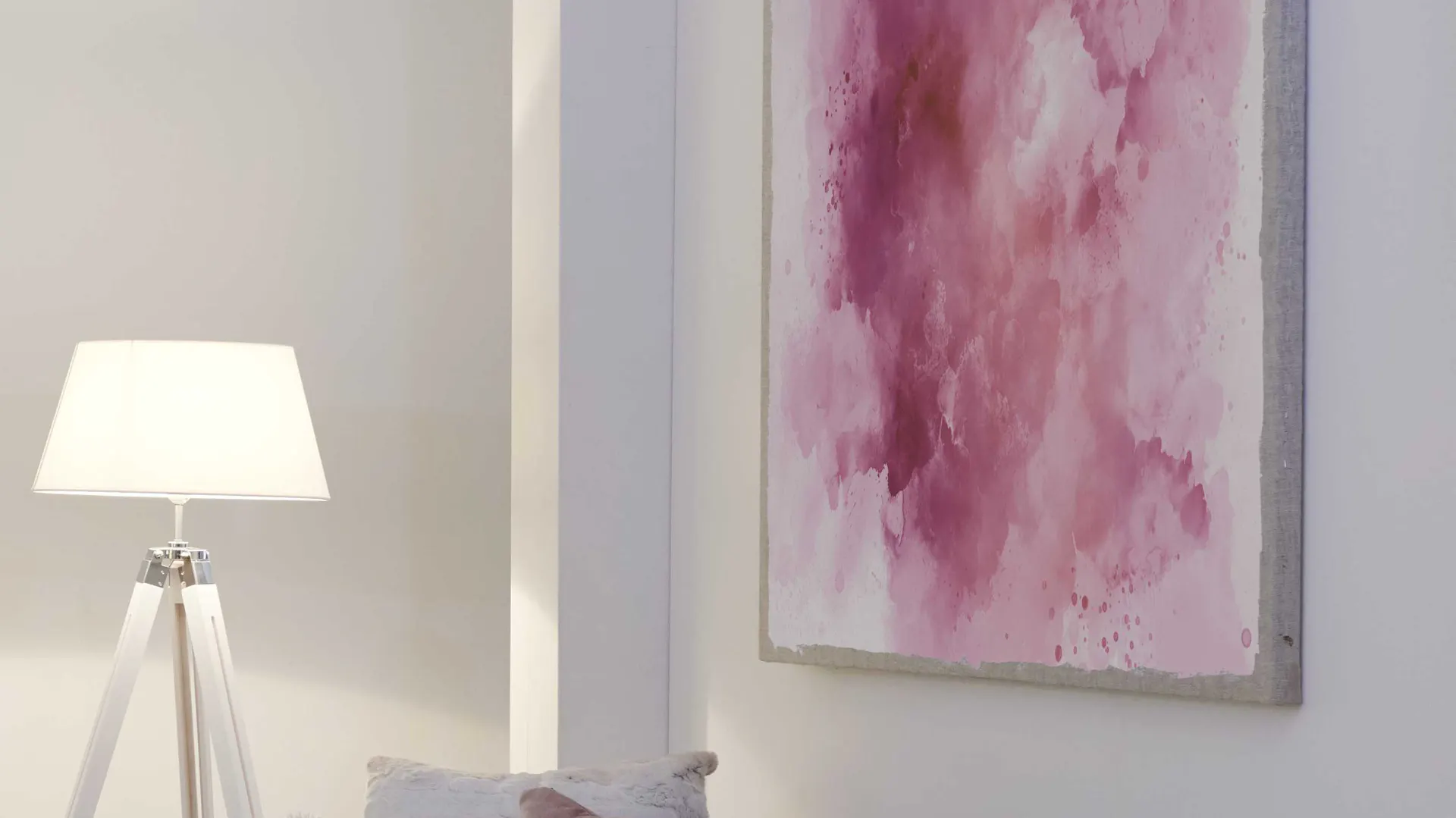 Un murale in tonalità rosate adatte a decorazioni natalizie delicate