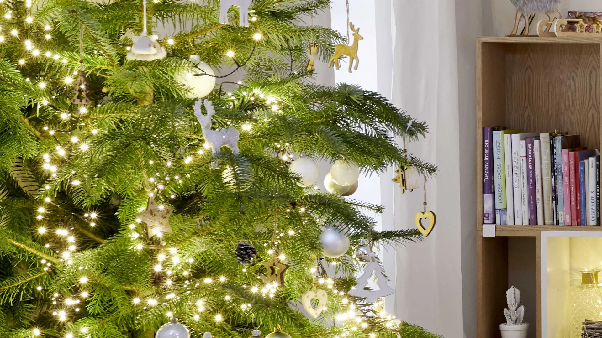 Palline per l’albero di Natale bianche e addobbi naturali sull’albero