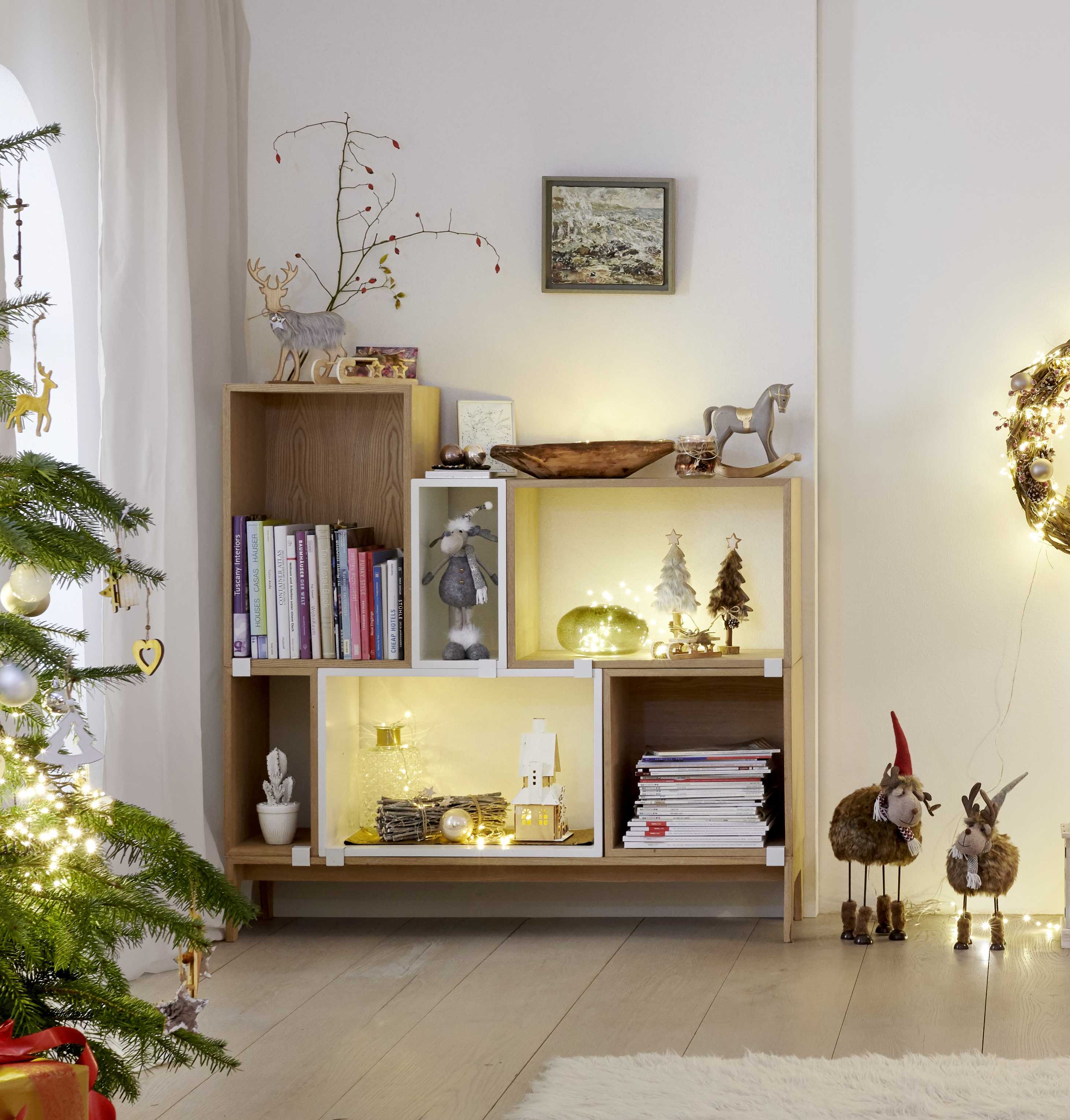 Scaffale per libri illuminato marrone scuro adatto alle decorazioni natalizie naturali nei colori terra