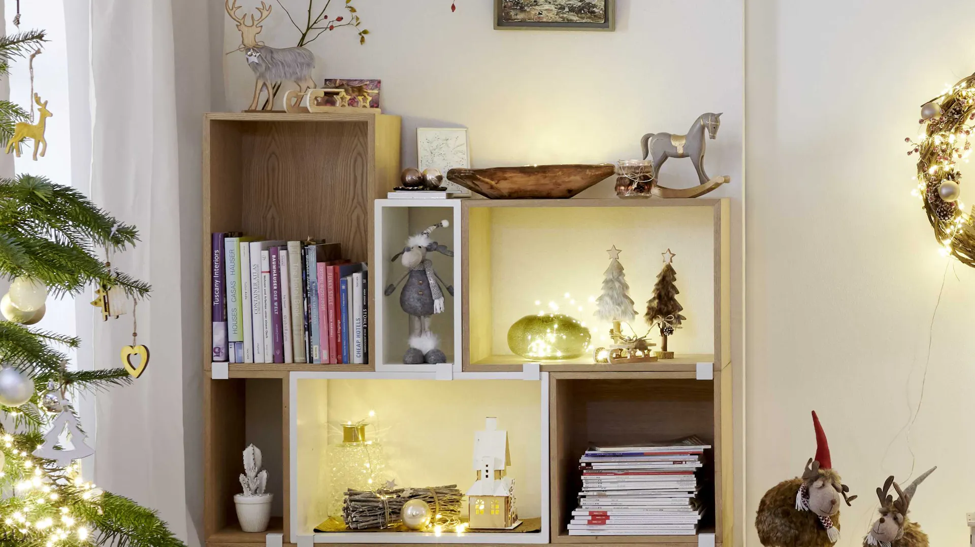 Scaffale per libri illuminato marrone scuro adatto alle decorazioni natalizie naturali nei colori terra