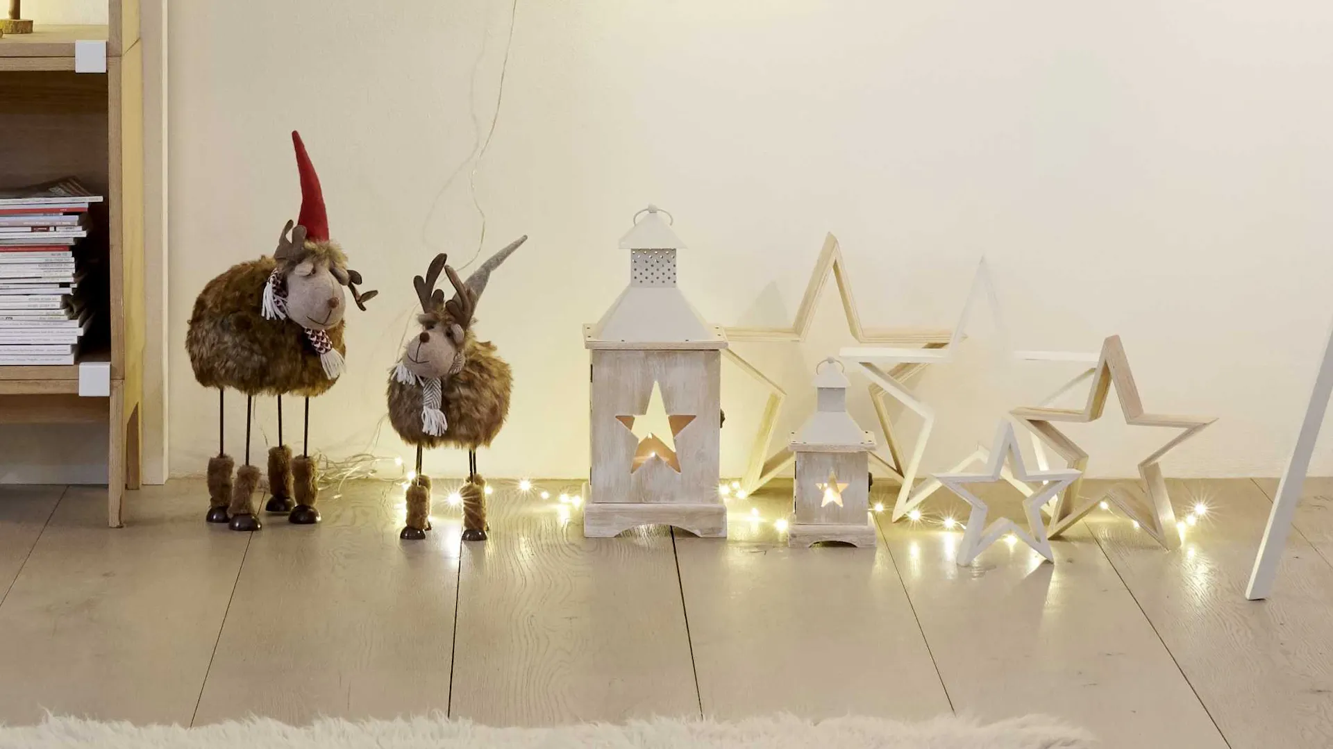 Lanterne e stelle bianche illuminano il pavimento come decorazioni natalizie