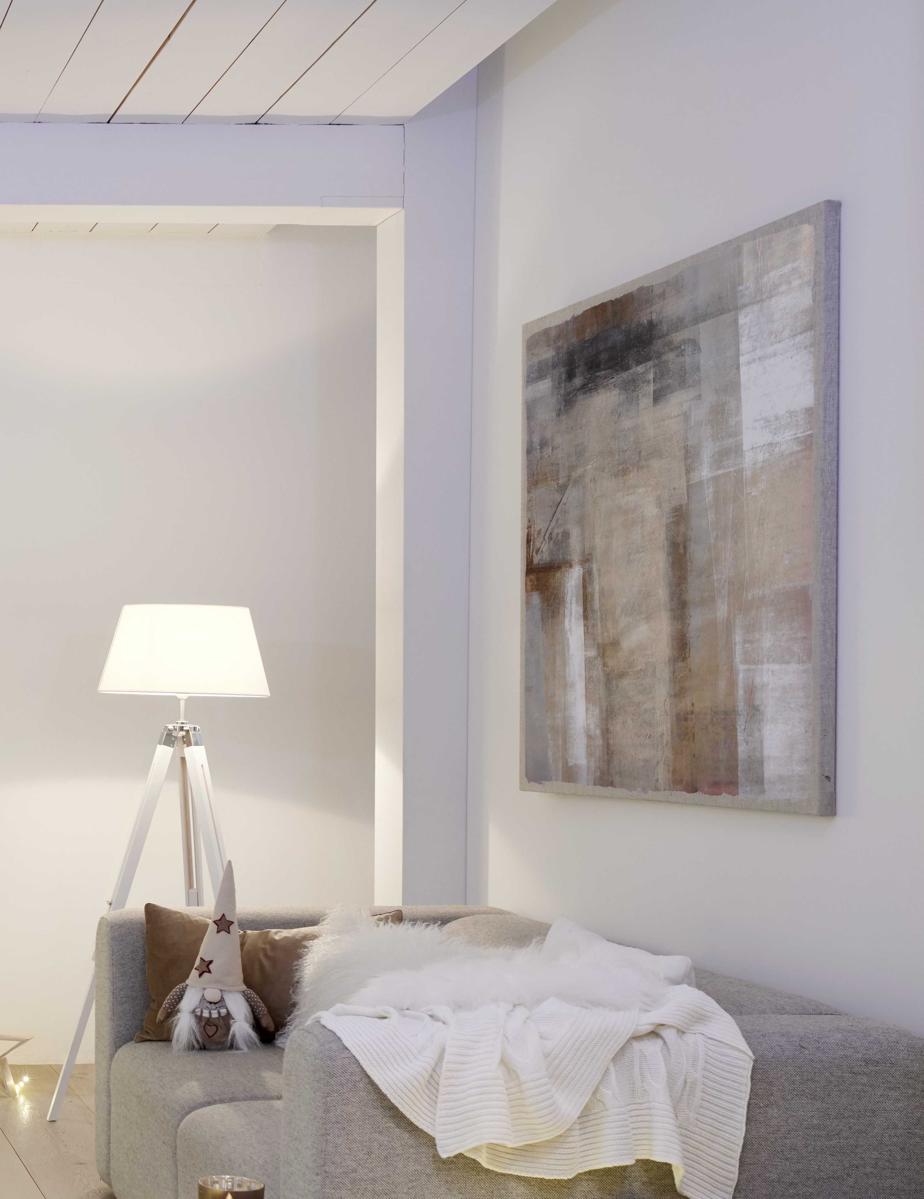 Murale color terra adatto alle idee per decorazioni natalizie innevate intorno all’albero di Natale