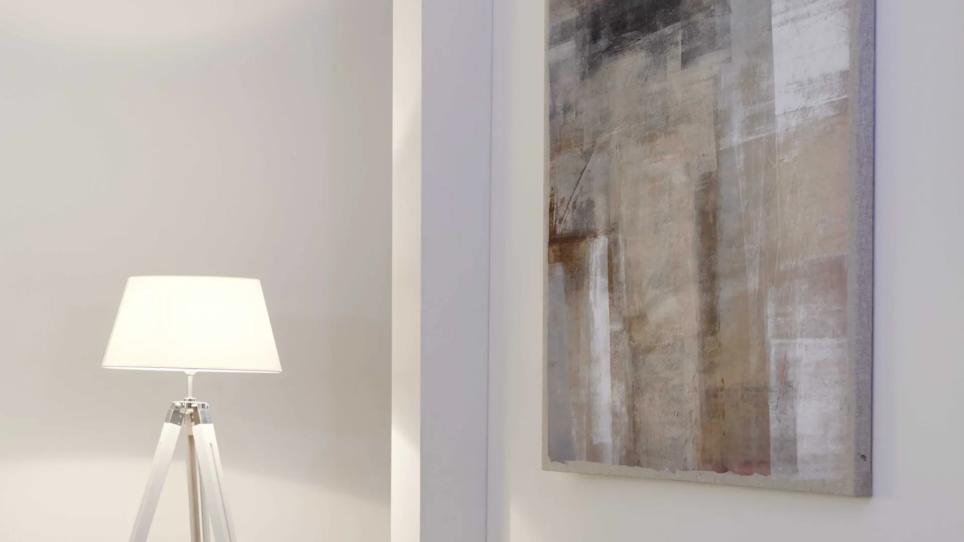 Murale color terra adatto alle idee per decorazioni natalizie innevate intorno all’albero di Natale