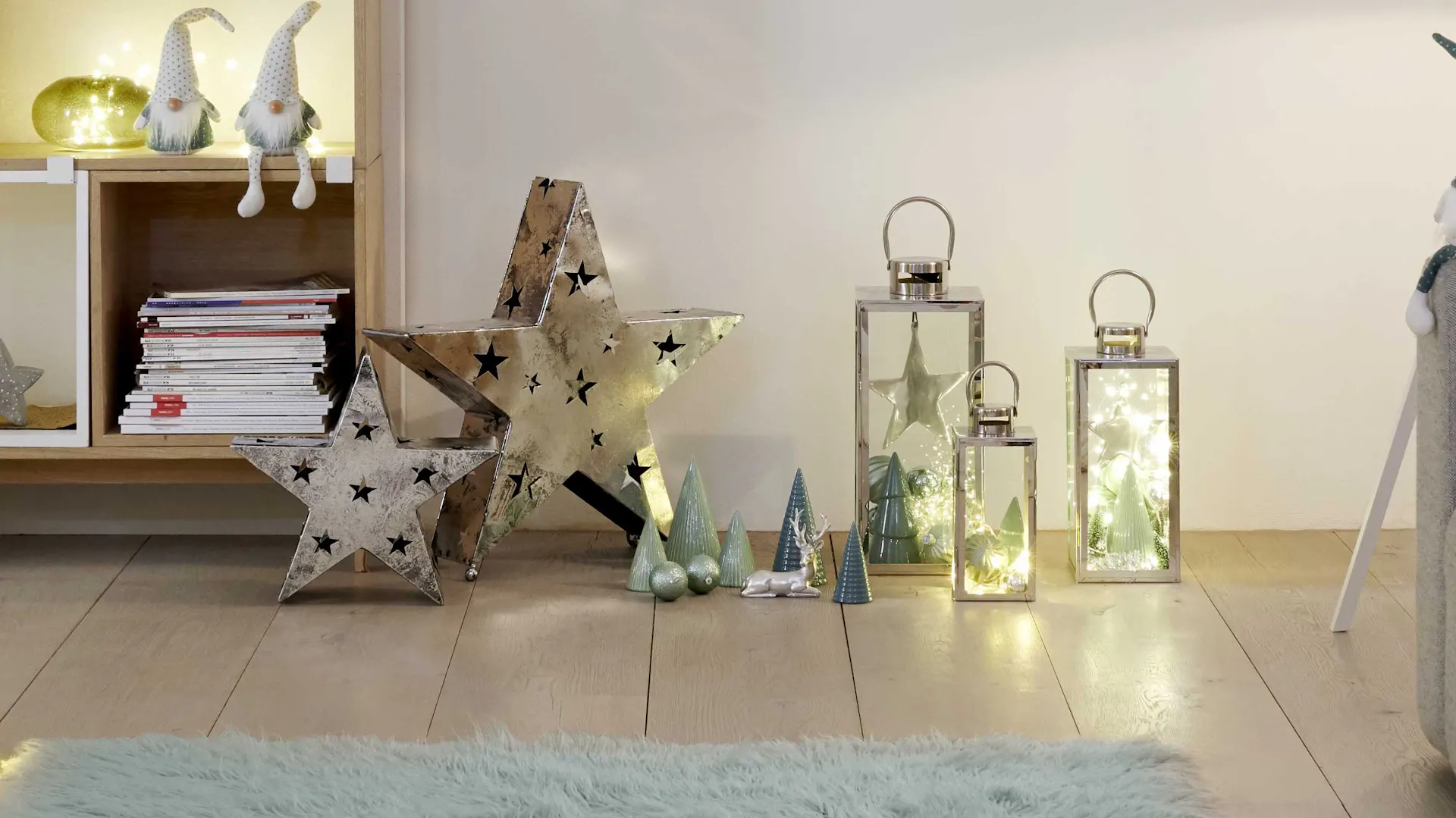 Le stelle metalliche e le lanterne in argento hanno un aspetto fresco ed elegante come decorazioni natalizie