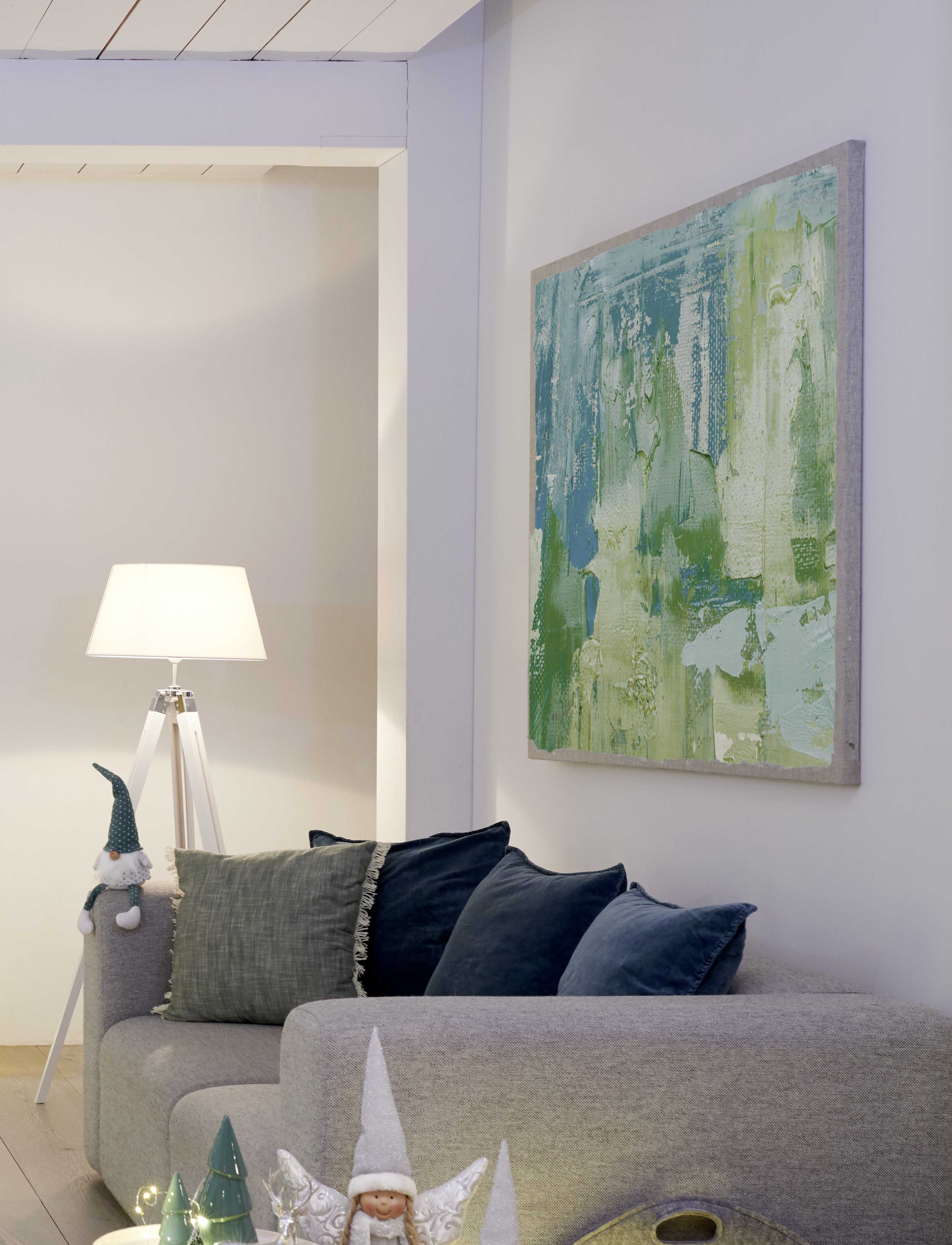 Murale in verde menta adatto alle eleganti e fredde decorazioni natalizie intorno all’albero di Natale