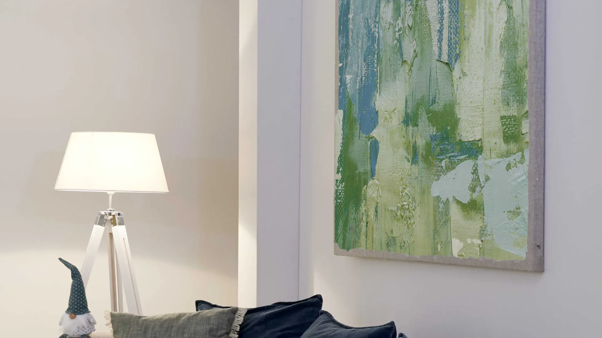 Murale in verde menta adatto alle eleganti e fredde decorazioni natalizie intorno all’albero di Natale