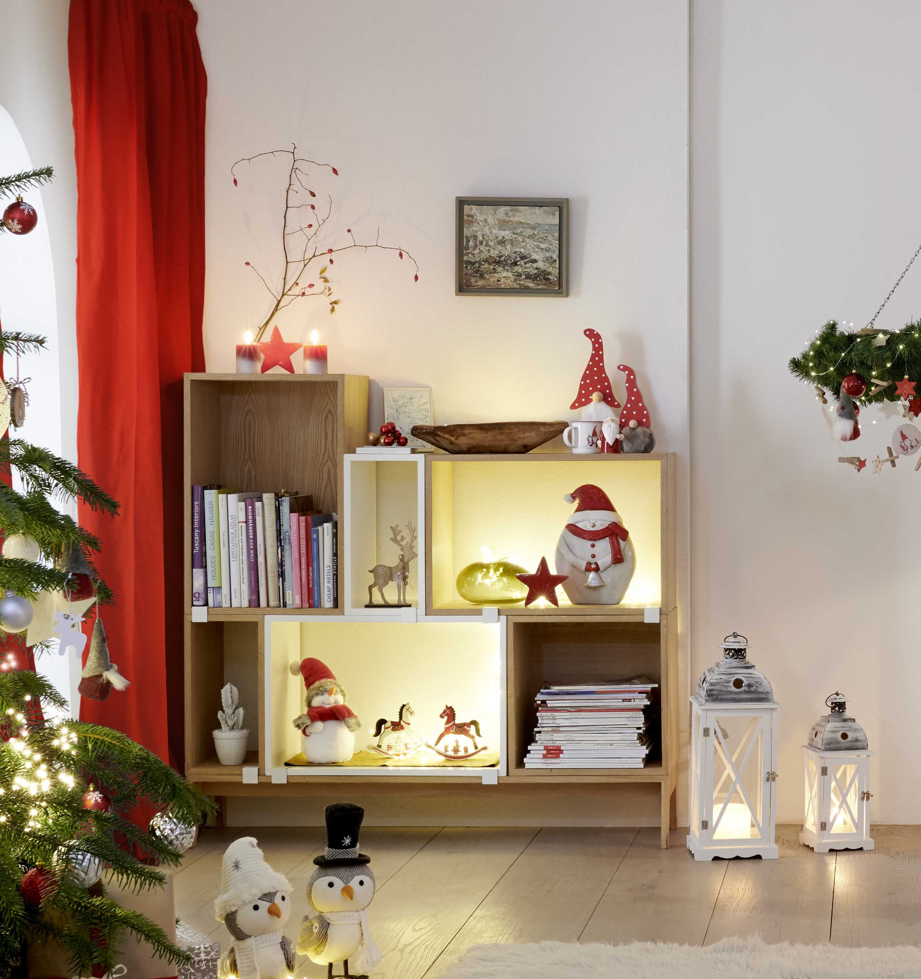 Scaffale illuminato con figure decorative natalizie come pupazzo di neve, gnomo e cavallo a dondolo