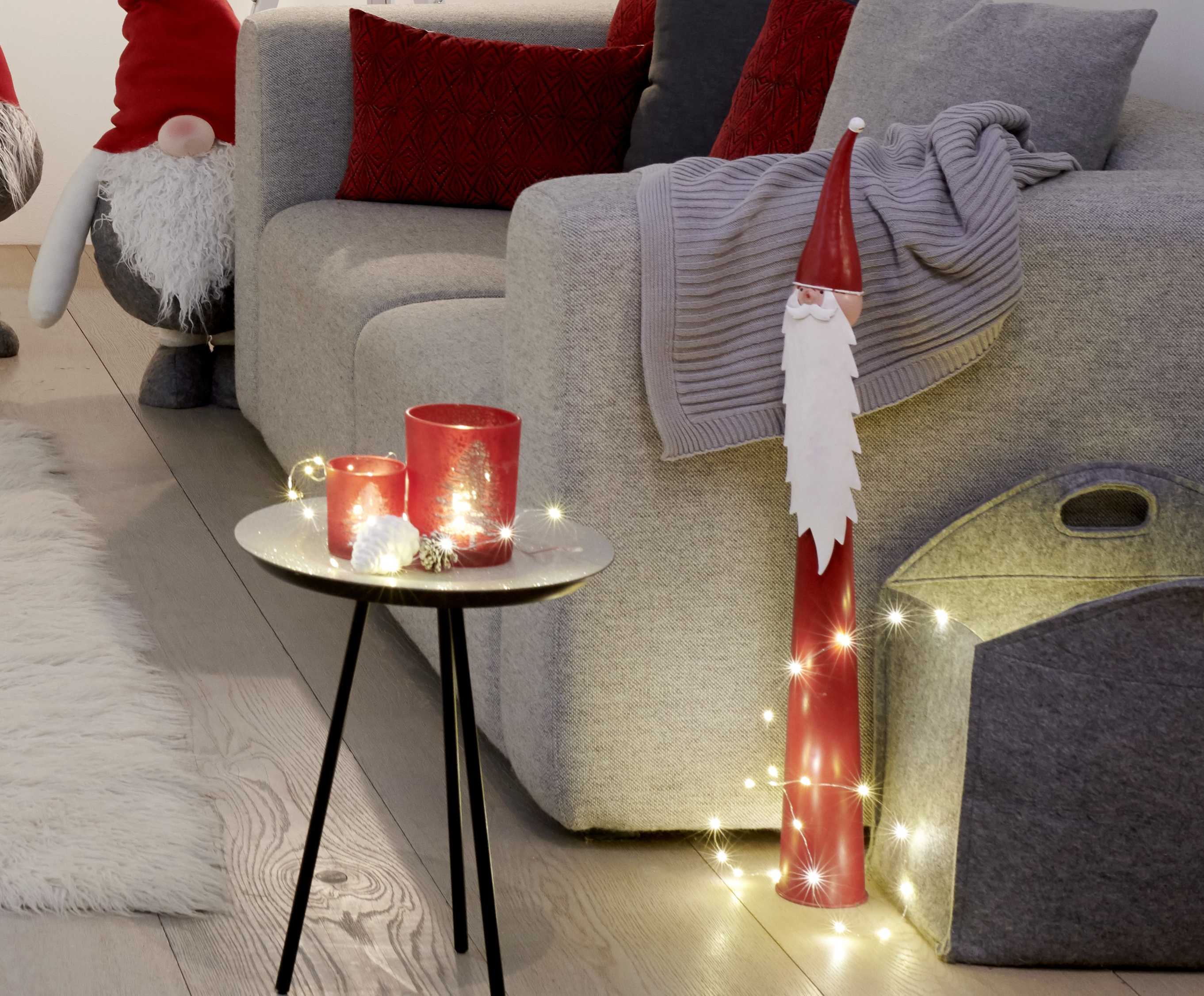 Lumicini rossi su un tavolo da appoggio come decorazioni natalizie in stile brioso