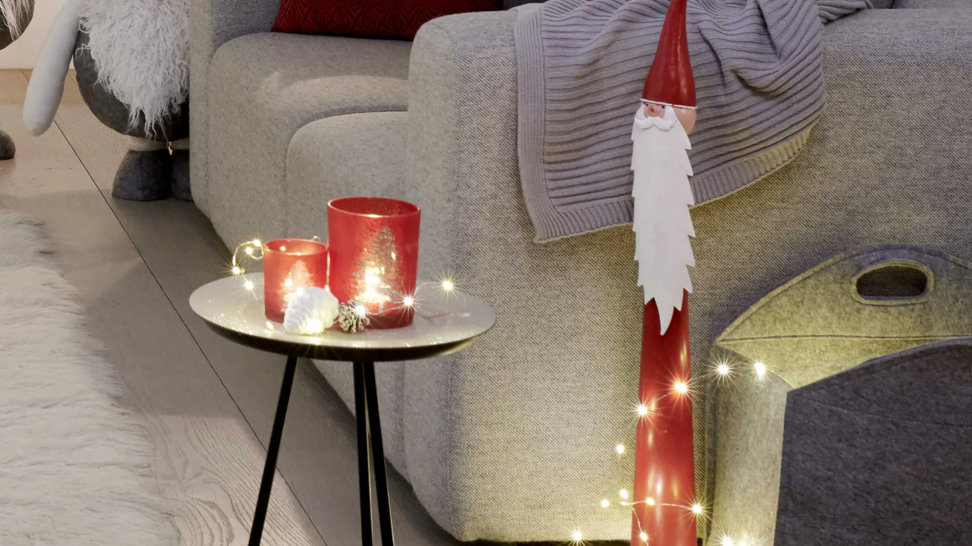 Lumicini rossi su un tavolo da appoggio come decorazioni natalizie in stile brioso