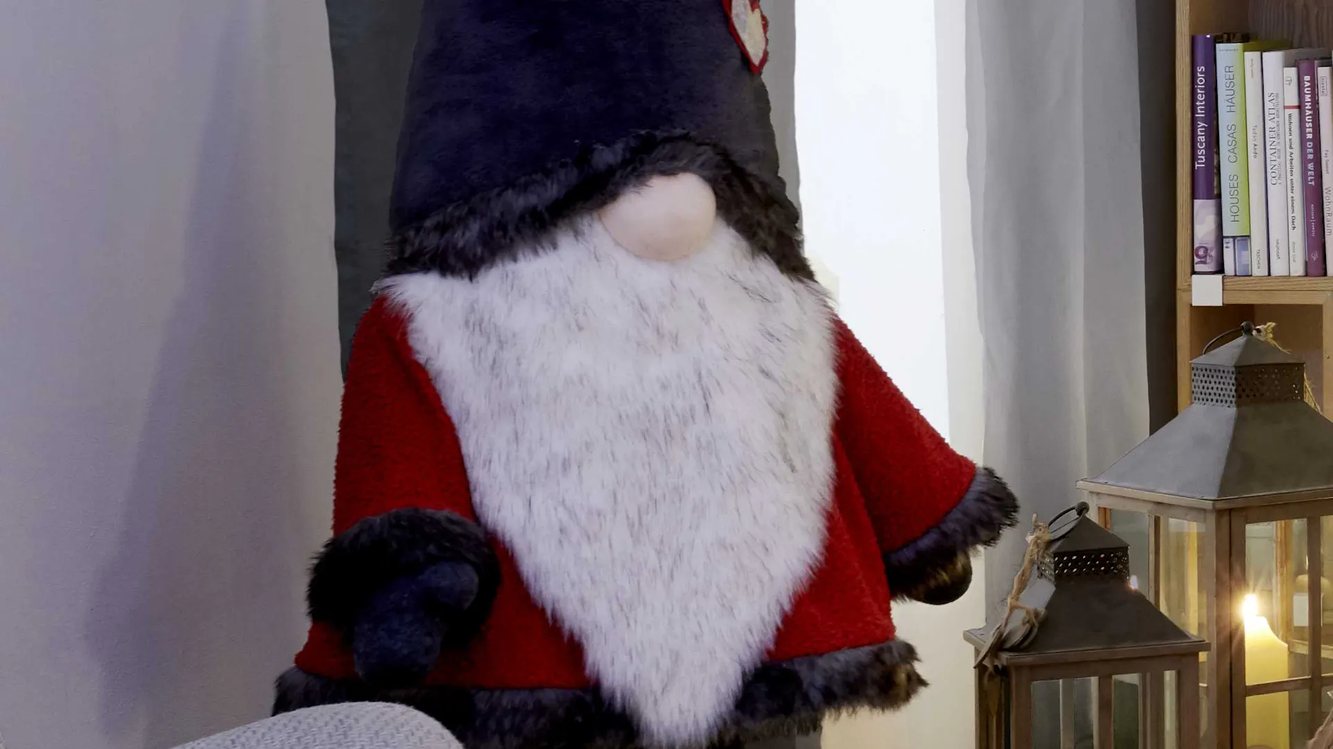 Gnomo di grandi dimensioni con giacca rossa come decorazione natalizia per la casa