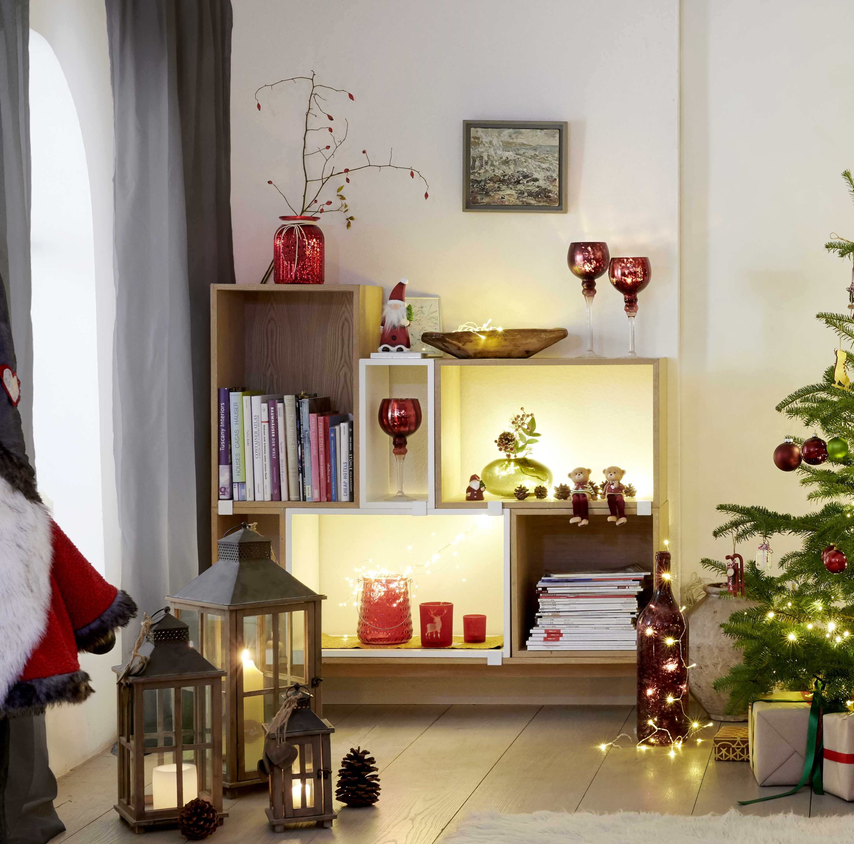 Scaffale illuminato con decorazioni natalizie in rosso