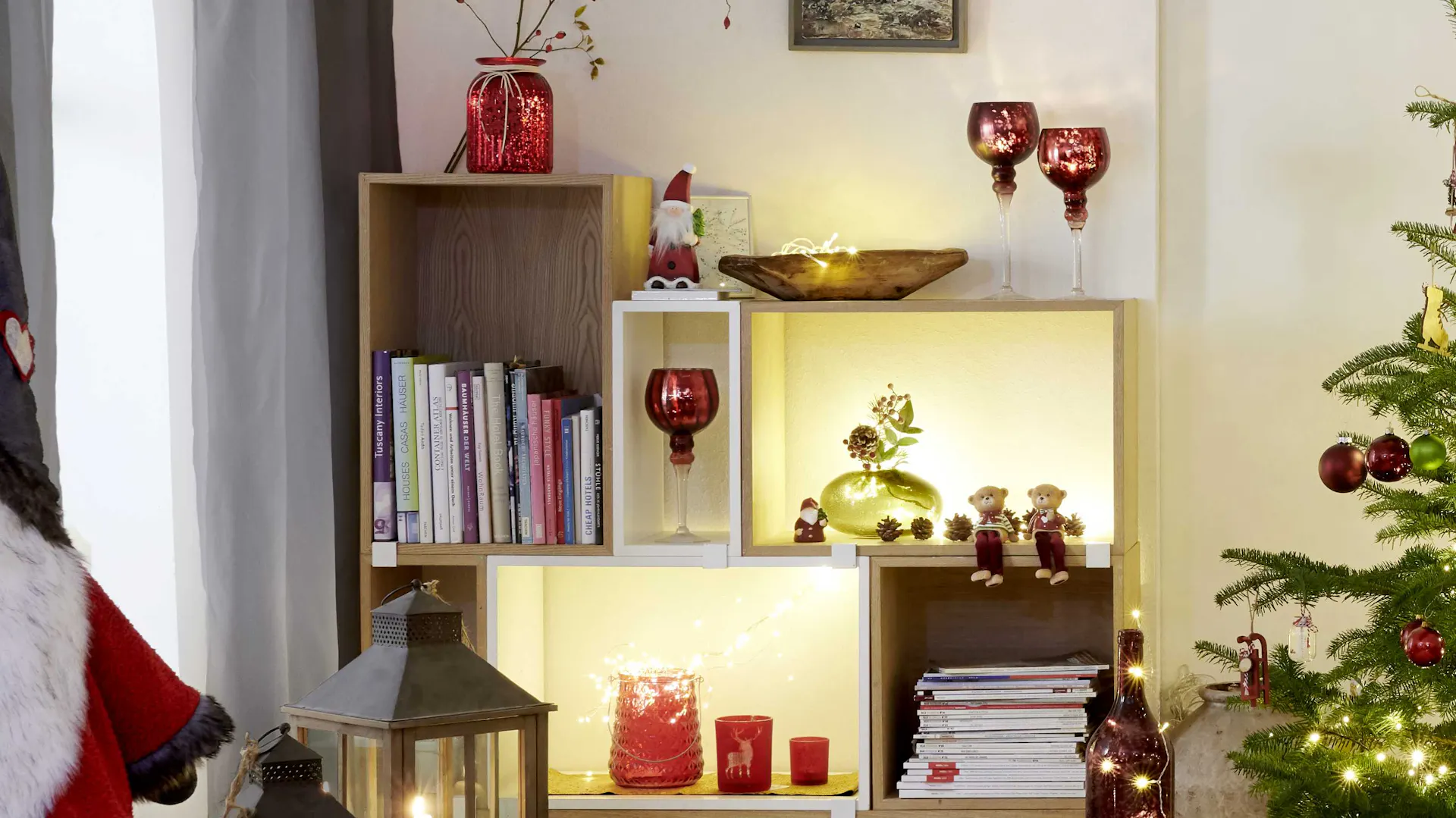 Scaffale illuminato con decorazioni natalizie in rosso