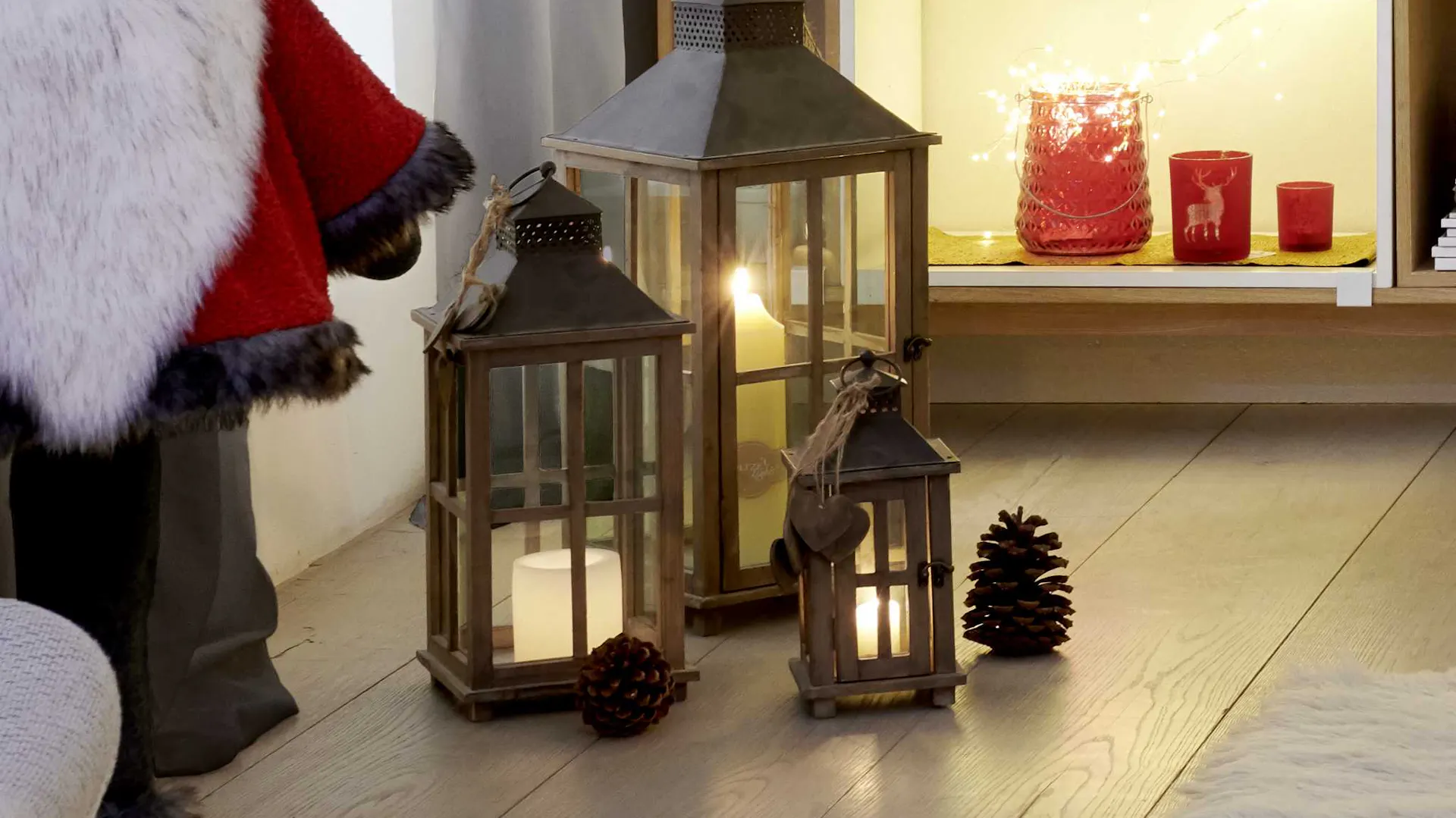 Lanterne marrone scuro come classica decorazione natalizia sul pavimento