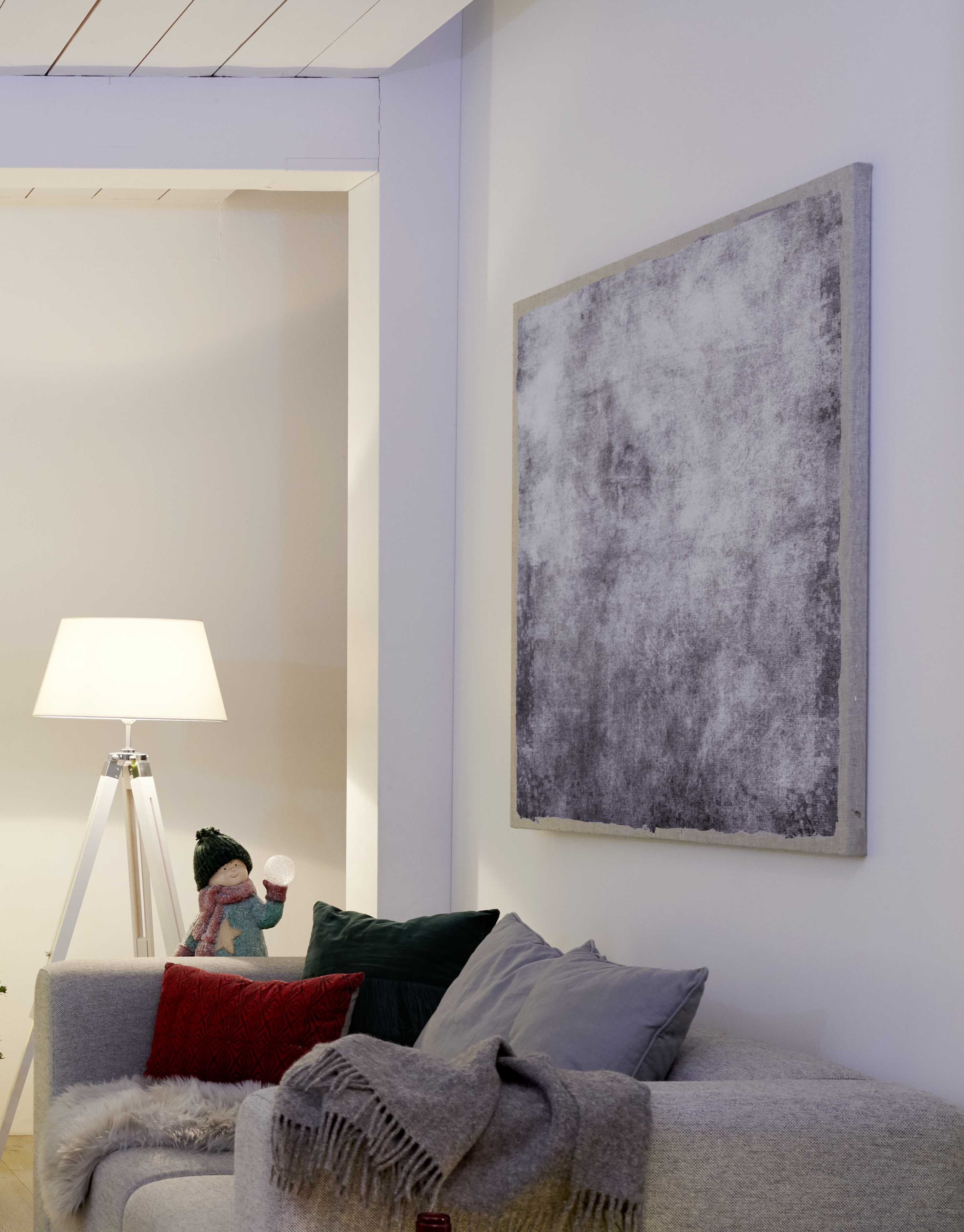 Divano con cuscini decorativi verdi e rossi adatti alle idee per decorazioni natalizie in stile classico