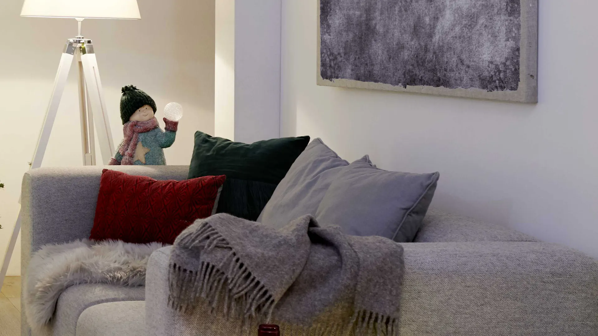 Divano con cuscini decorativi verdi e rossi adatti alle idee per decorazioni natalizie in stile classico