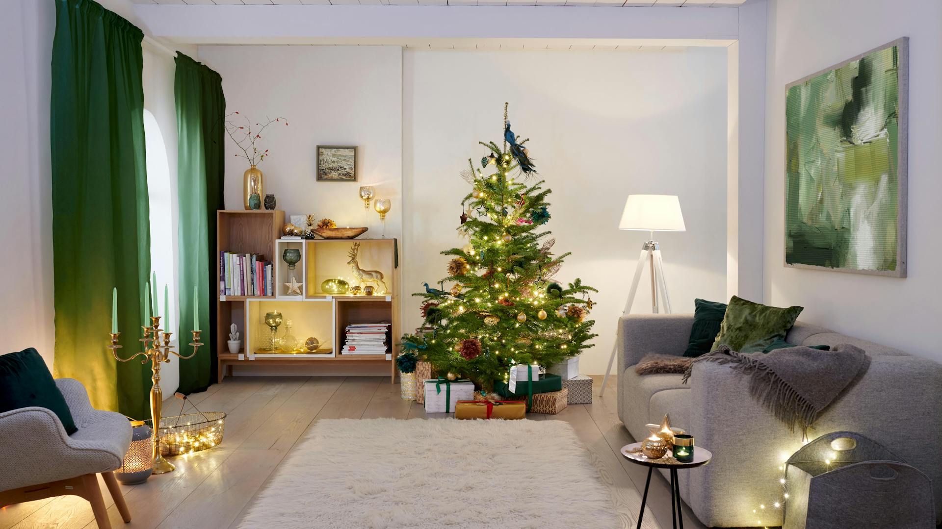 Festliches Wohnzimmer mit dekoriertem Weihnachtsbaum, Lichterketten und Geschenken