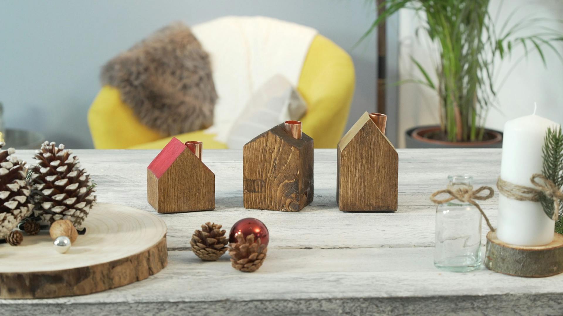 Winterstadt aus Holz mit Kaminen für Kerzen als Weihnachstdeko.