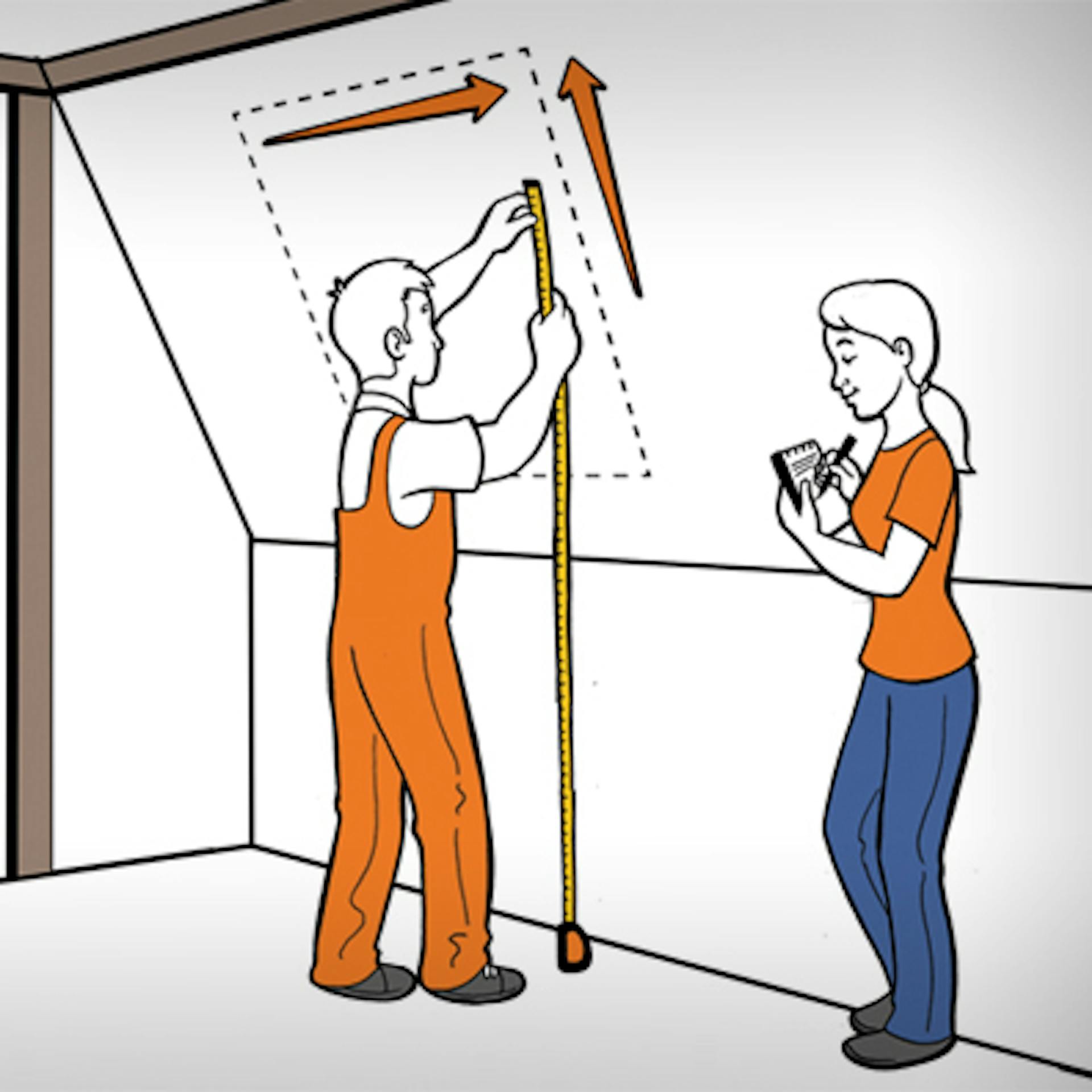 Heimwerker messen Öffnung für Dachfenster in Dachschräge aus.