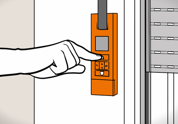 Handwerker programmiert elektrischen Gurtwickler.