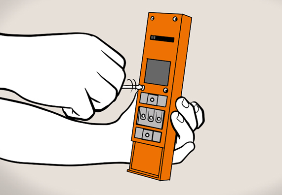 Heimwerker baut elektrischen Gurtwickler zusammen.