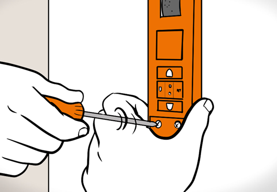 Handwerker montiert elektrischen Gurtwickler an Wand.