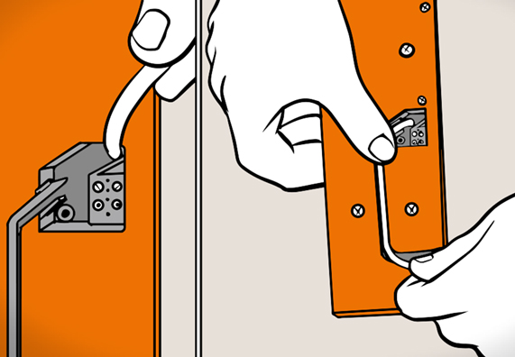 Handwerker bringt Netzkabel für elektrischen Rollladenantrieb an.