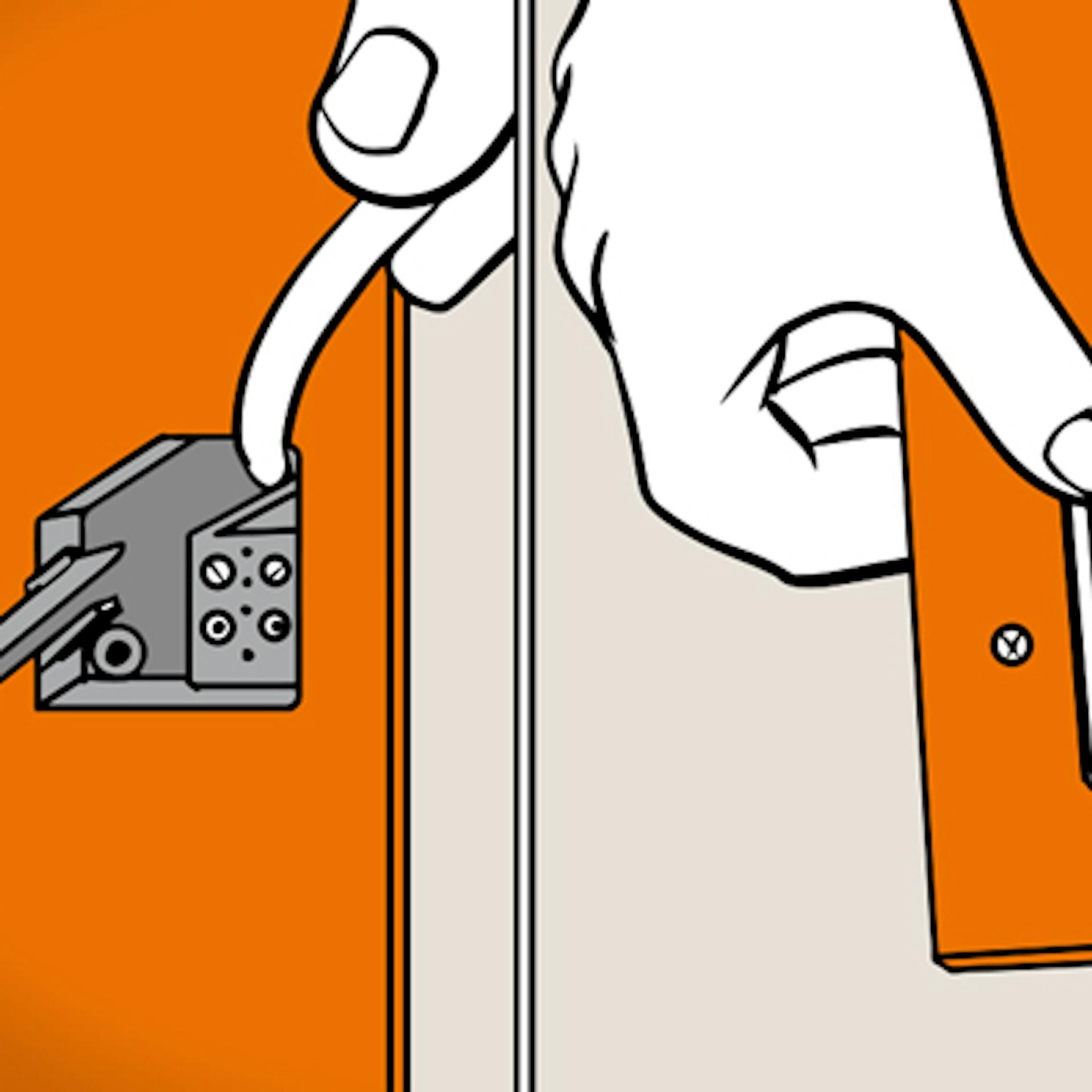 Handwerker bringt Netzkabel für elektrischen Rollladenantrieb an.