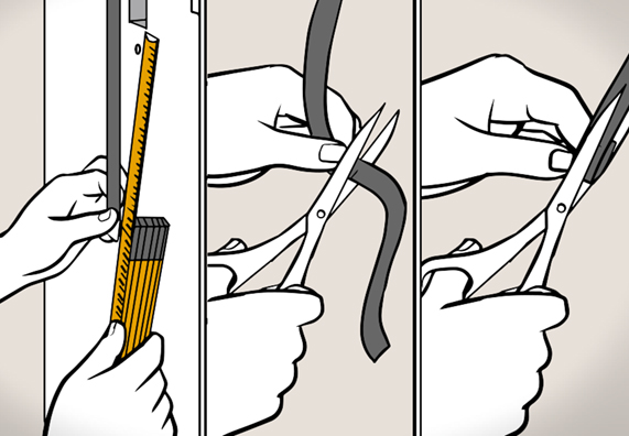 Handwerker schneidet Rollladengurt mit einer Schere zu.