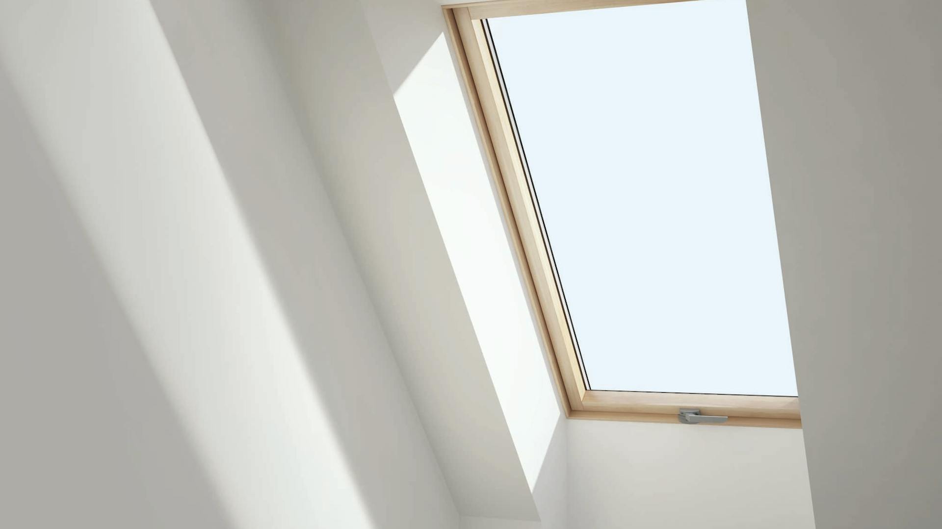 Finestre per tetti su parete bianca