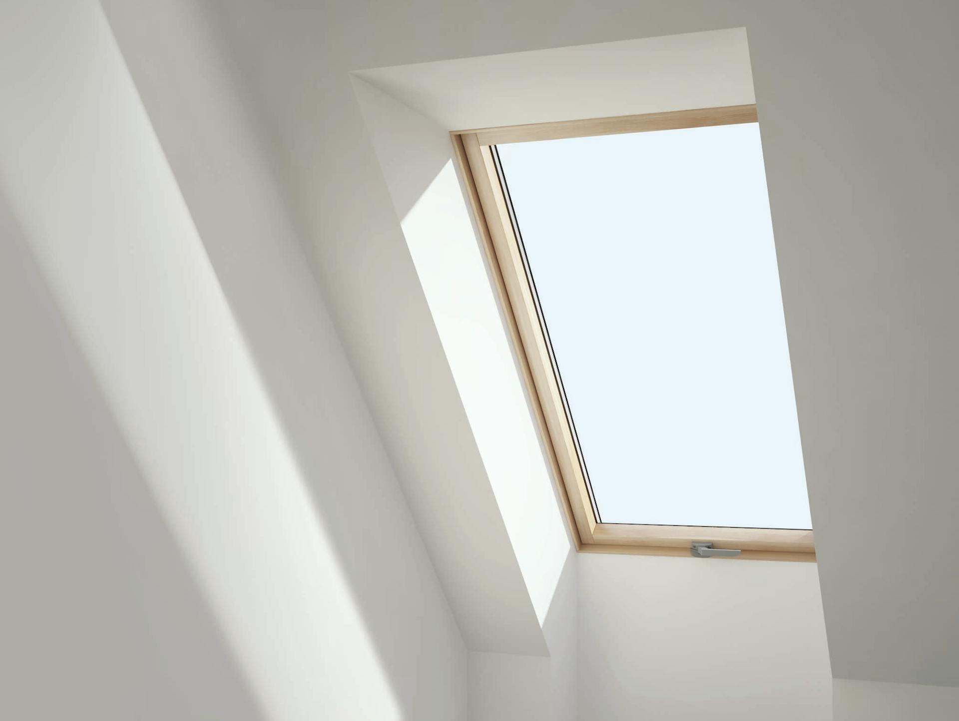 Dachfenster von weißer Wand umgeben