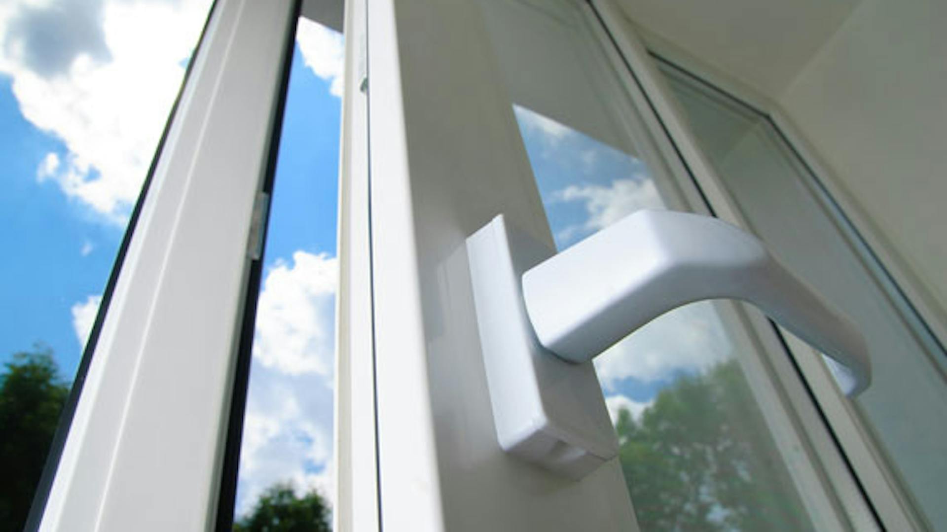 Fenster mit leicht geöffnetem Fensterflügel.