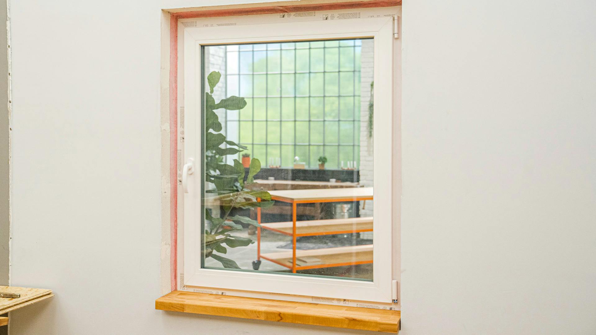 Fensterfront neu eingebaut in einem weißen Raum.