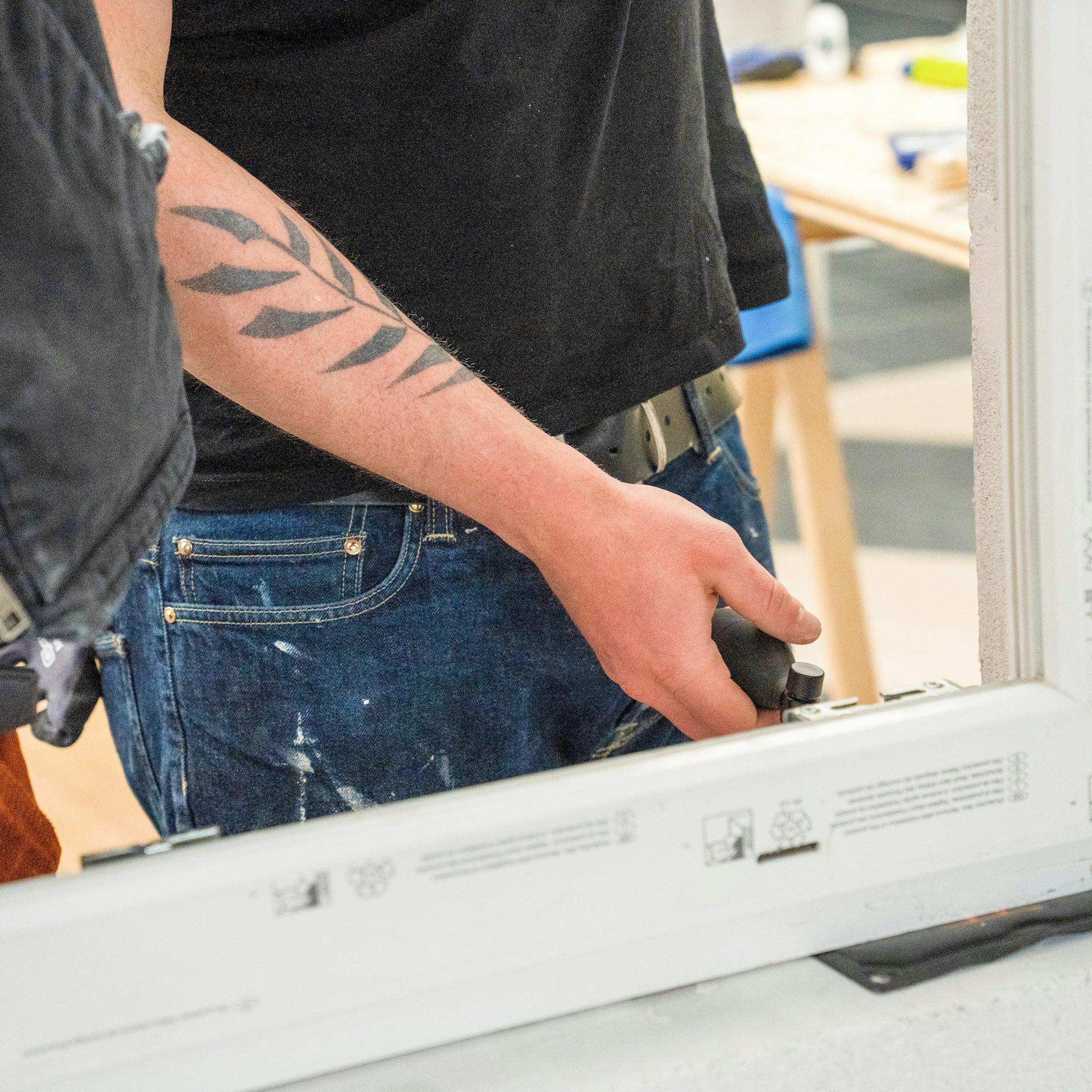 Handwerker richtet Fensterrahmen mit speziellen Luftkissen aus.