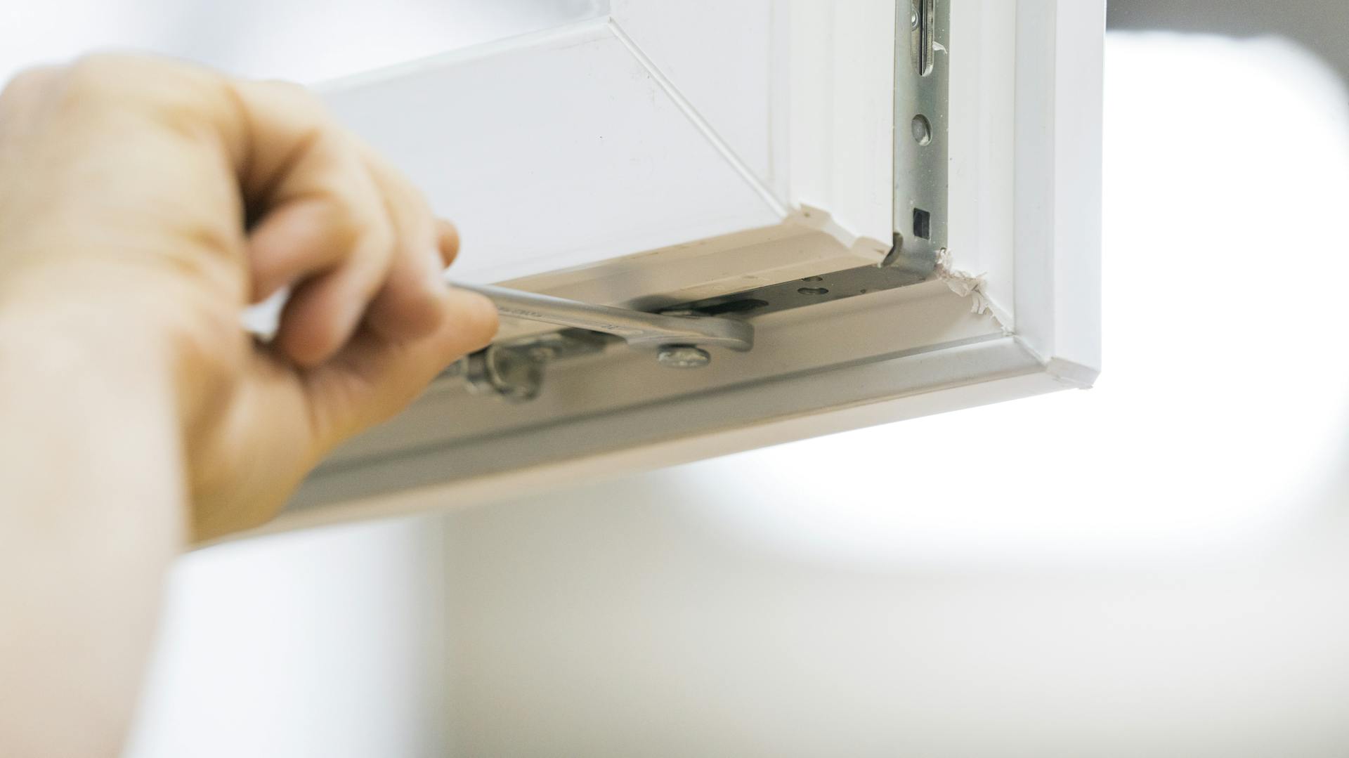 Jemand stellt ein Fester ein.