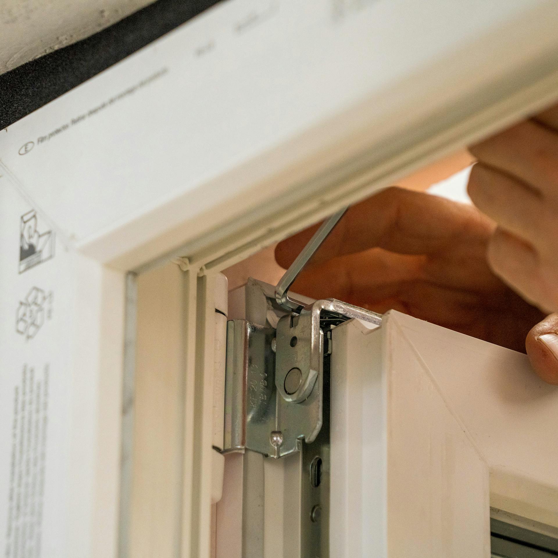 Jemand stellt ein Fenster am Scherenlager ein.