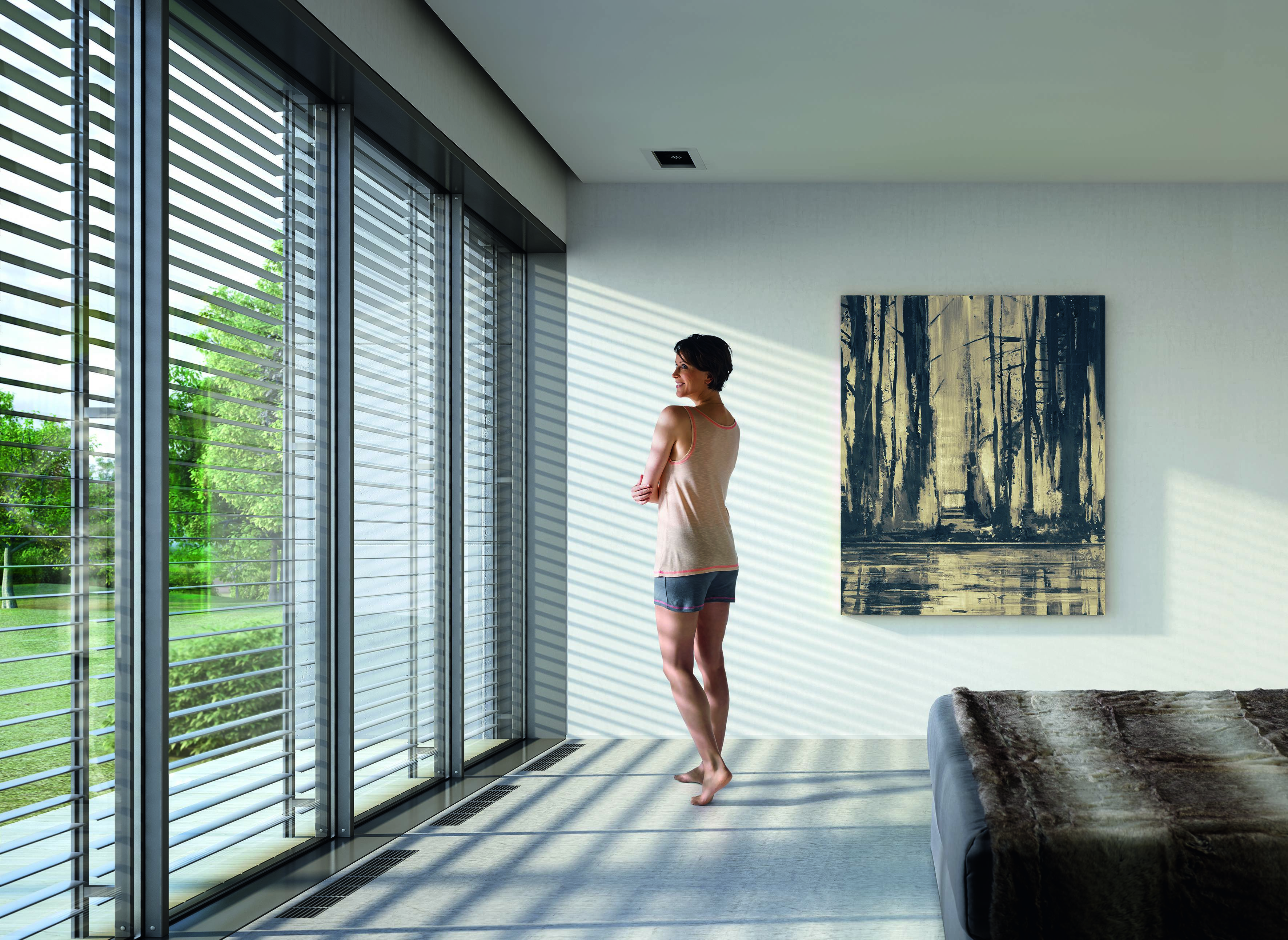 Bodengleiche Fenster in einem Wohnraum mit einer Frau.