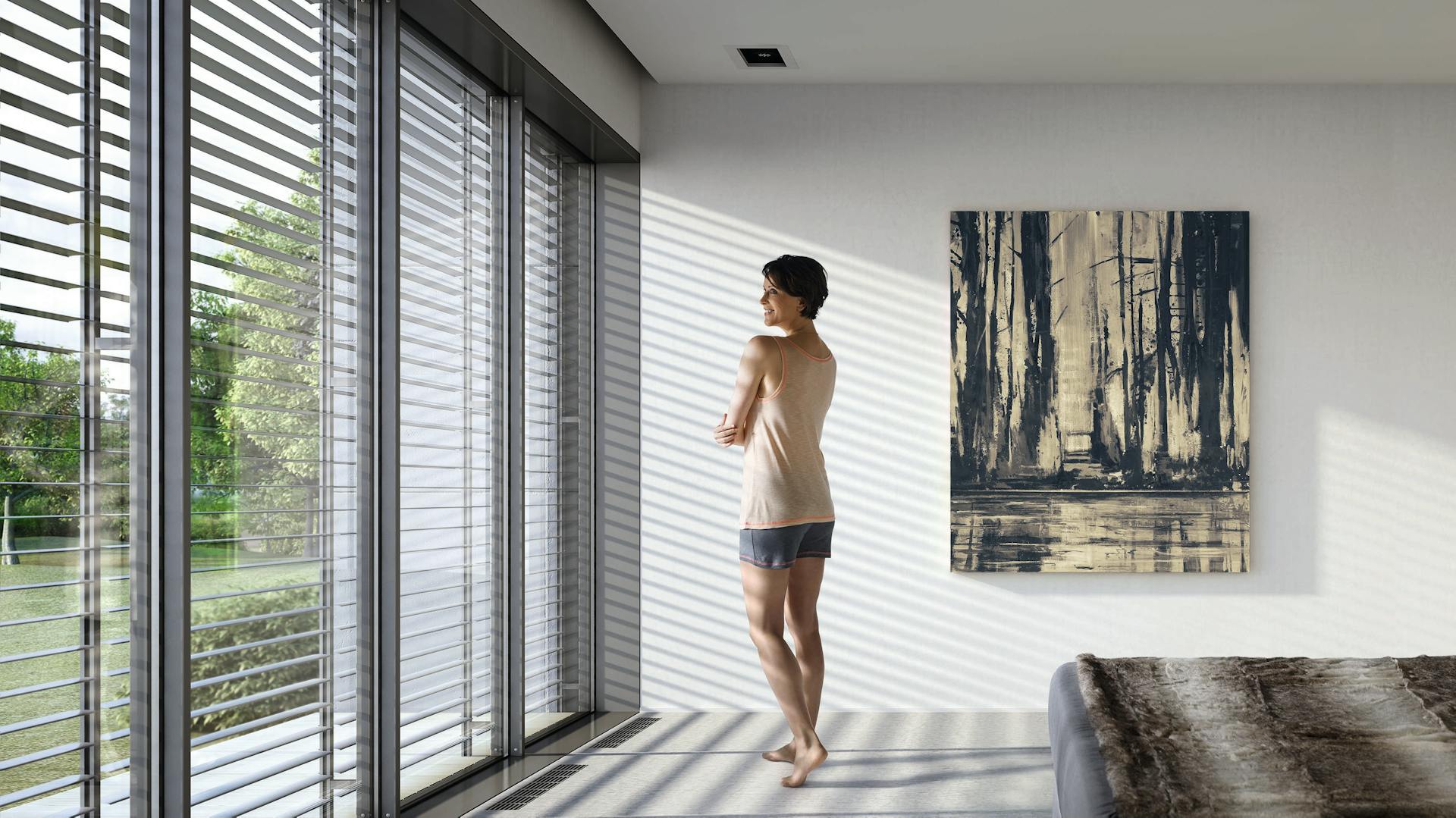 Bodengleiche Fenster in einem Wohnraum mit einer Frau.