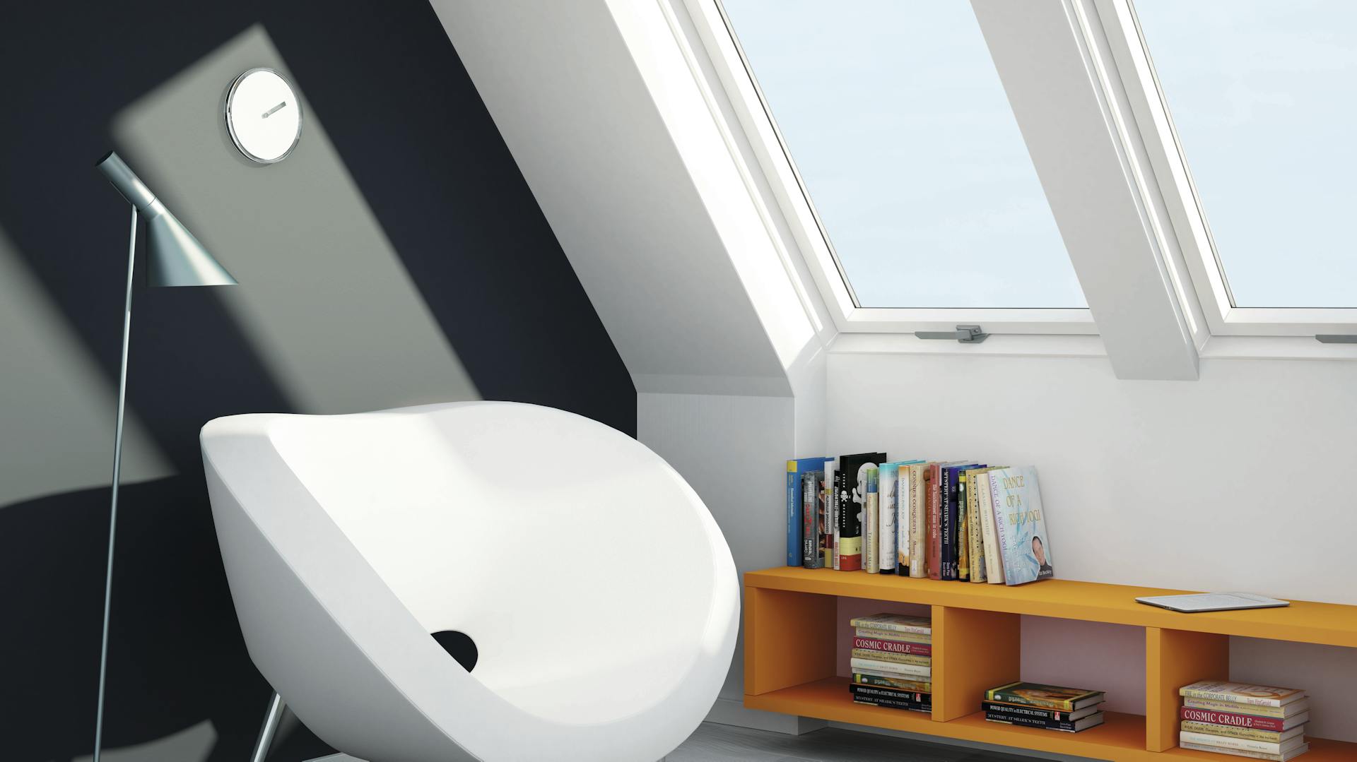 Weißer Sessel neben Bücherregal unter Dachfenster