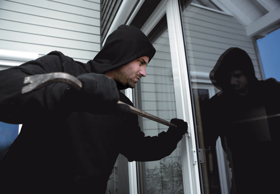 Einbrecher mit Brechstange versucht Fenster zu öffnen