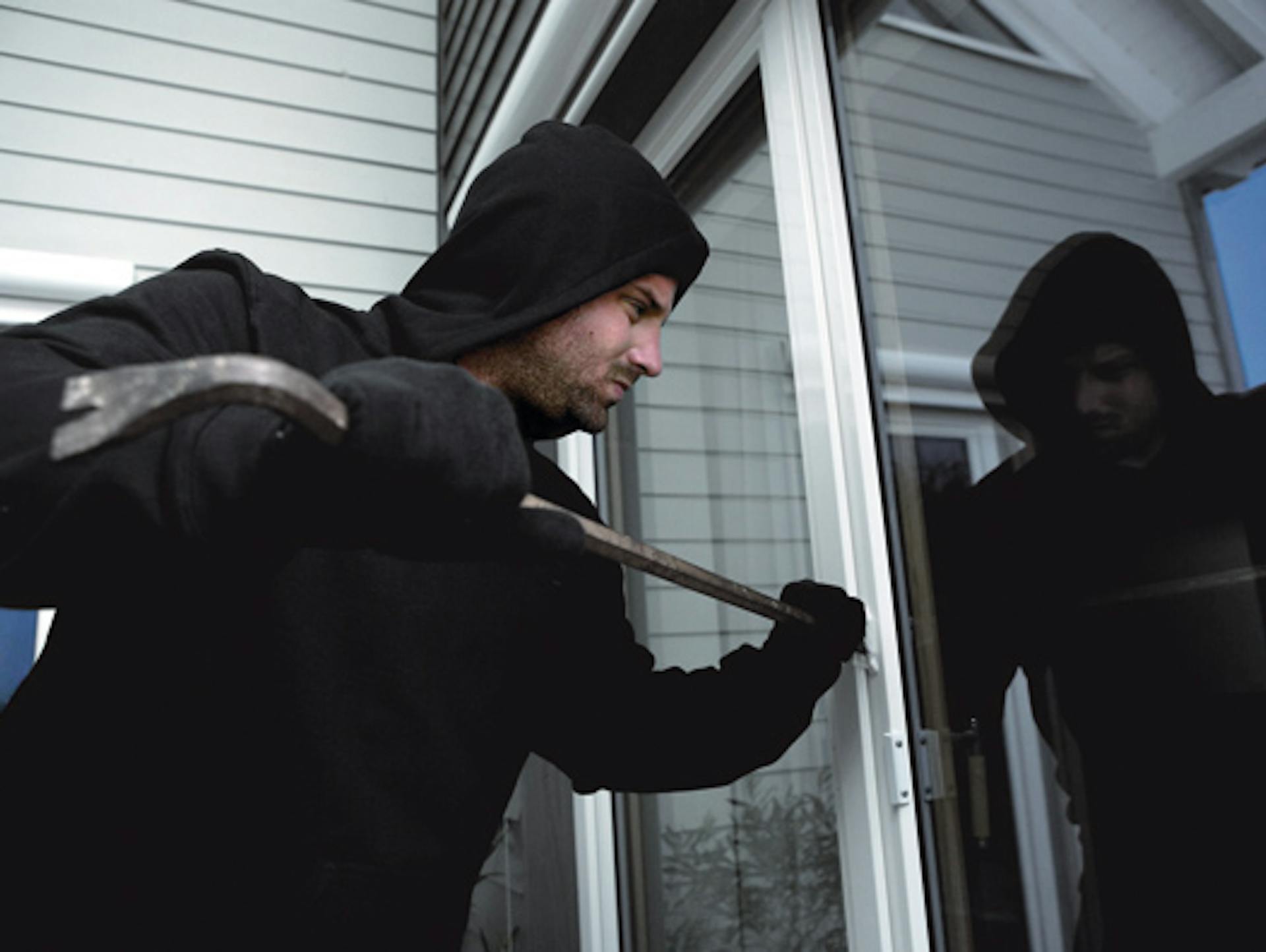 Einbrecher mit Brechstange versucht Fenster zu öffnen