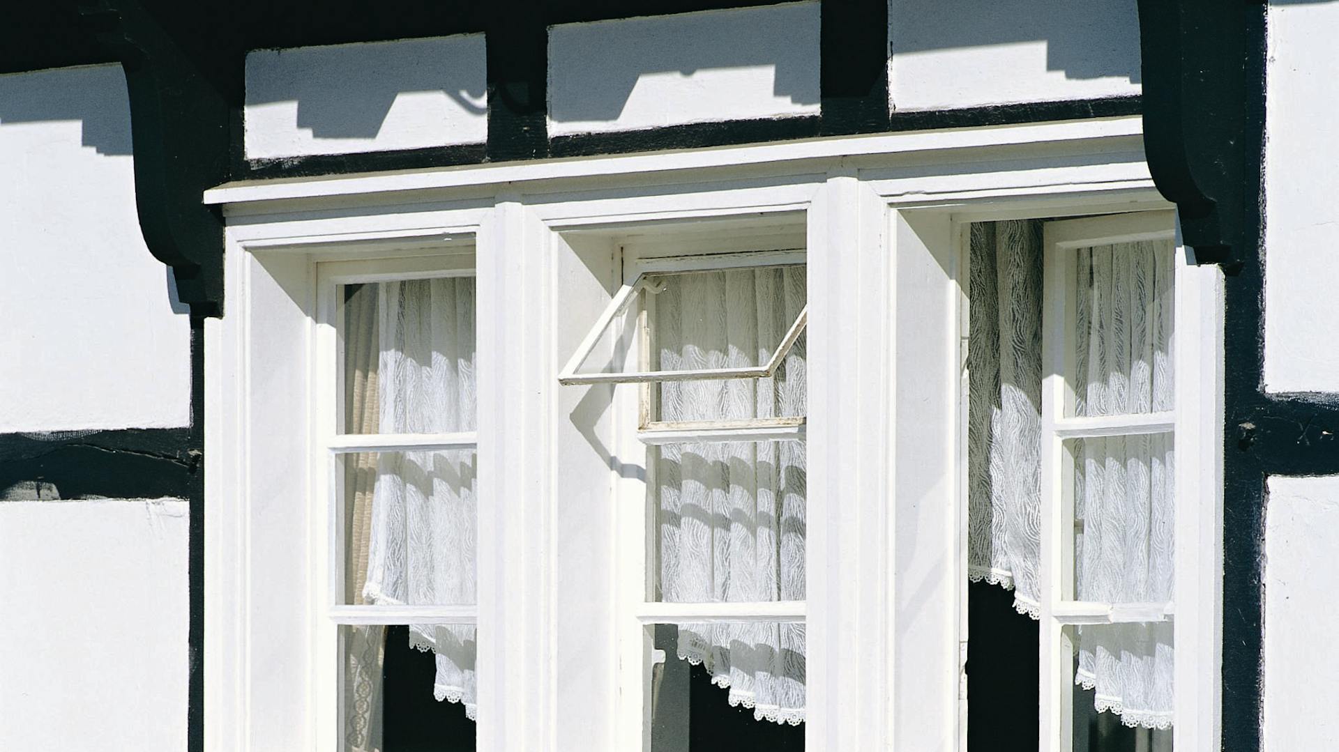 Fenster mit Kippfunktion nach außen mit einem Blumenkasten.
