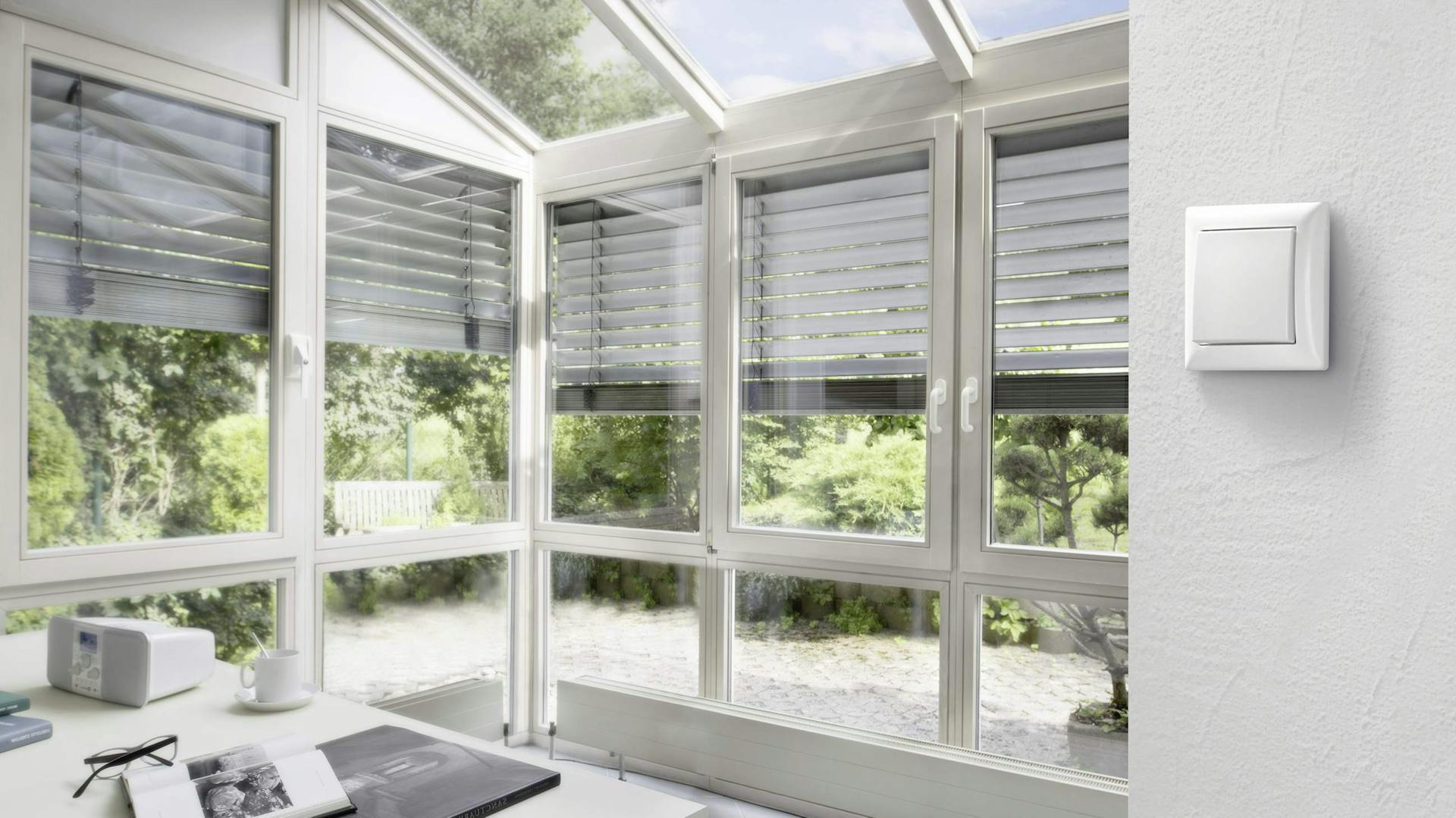 Fensterarten im Überblick wie diese bodengleiche Fenster und Deckenfenster in einem hellen Raum.