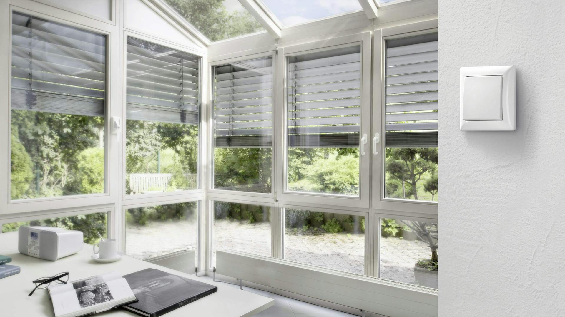 Fensterarten im Überblick wie diese bodengleiche Fenster und Deckenfenster in einem hellen Raum.