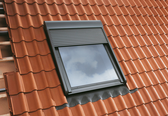 Schwarzes Dachfenster mit Jalousie und Aluminiumrahmen