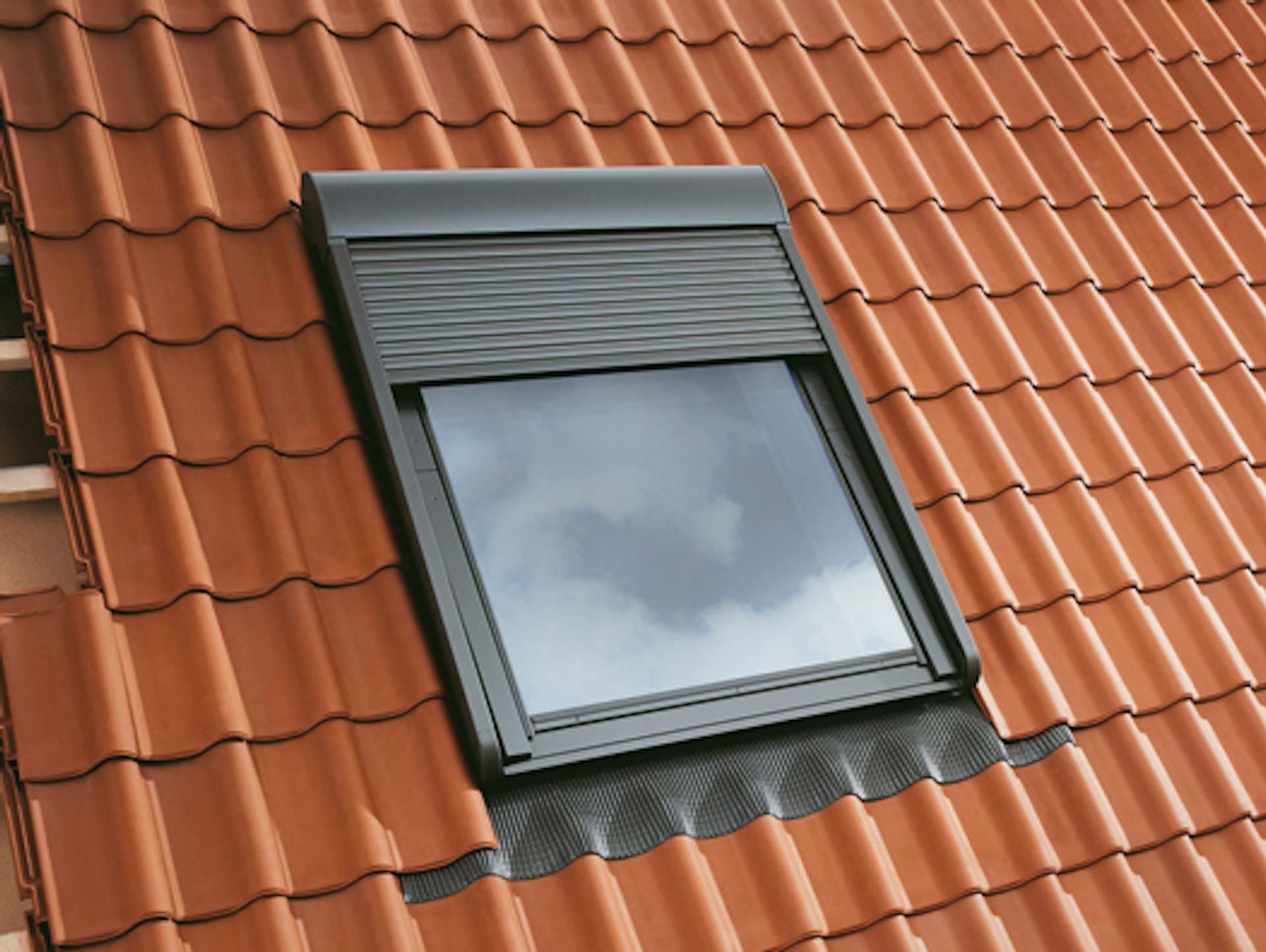 Schwarzes Dachfenster mit Jalousie und Aluminiumrahmen