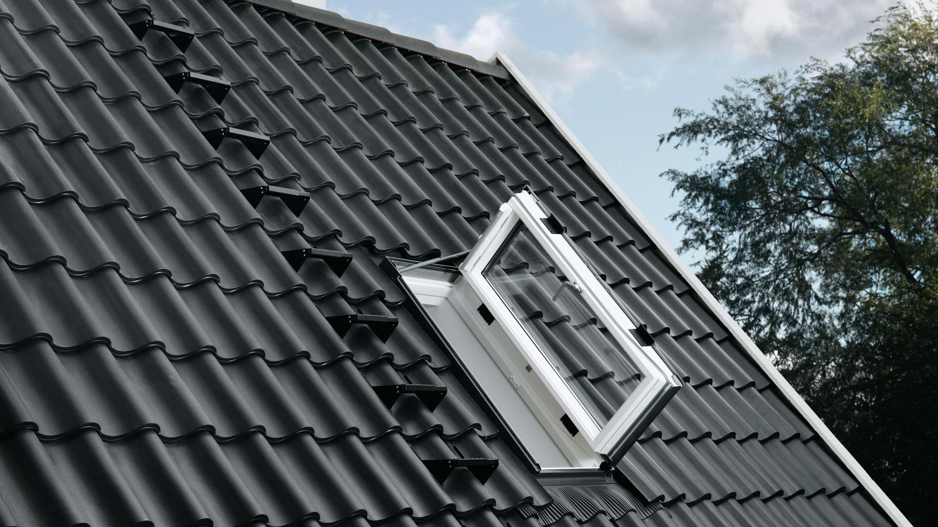 Schmales Dachfenster in schwarz.
