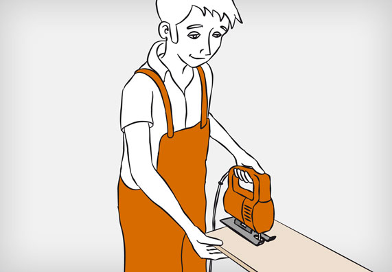 Heimwerker sägt Fensterbank mit Stichsäge zu.