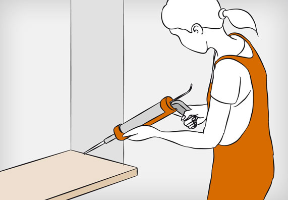 Heimwerkerin spritzt Silikon oder Acryl mit Auspresspistole in Fugen bei der Fensterbank.